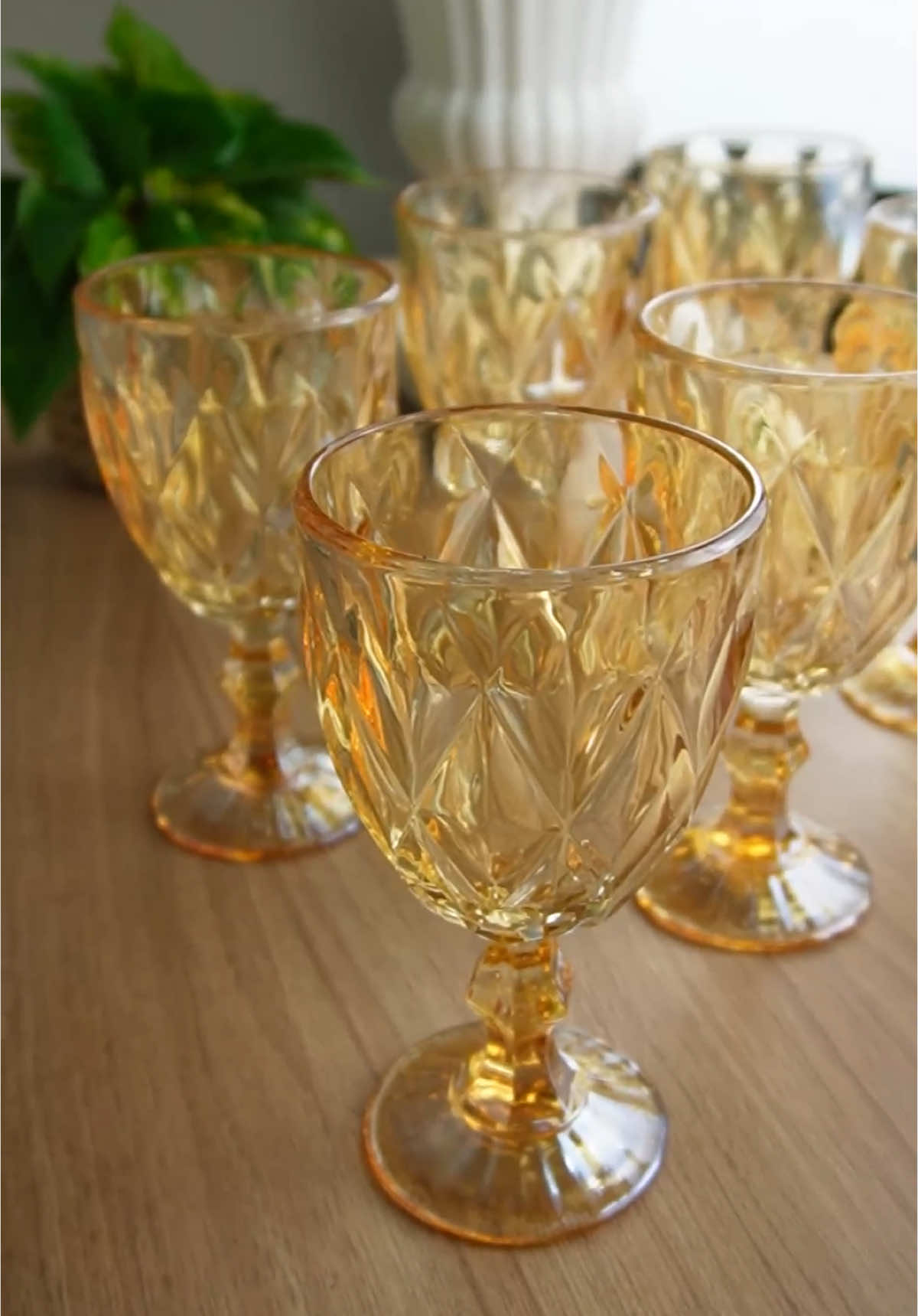 Taças lindas que dão um toque de sofisticação ao ambiente, em diversas cores. Nesse conjunto são 6 taças. #taça #taçabonita #taçadevidro #taçavbicodejaca #taçadiamond 