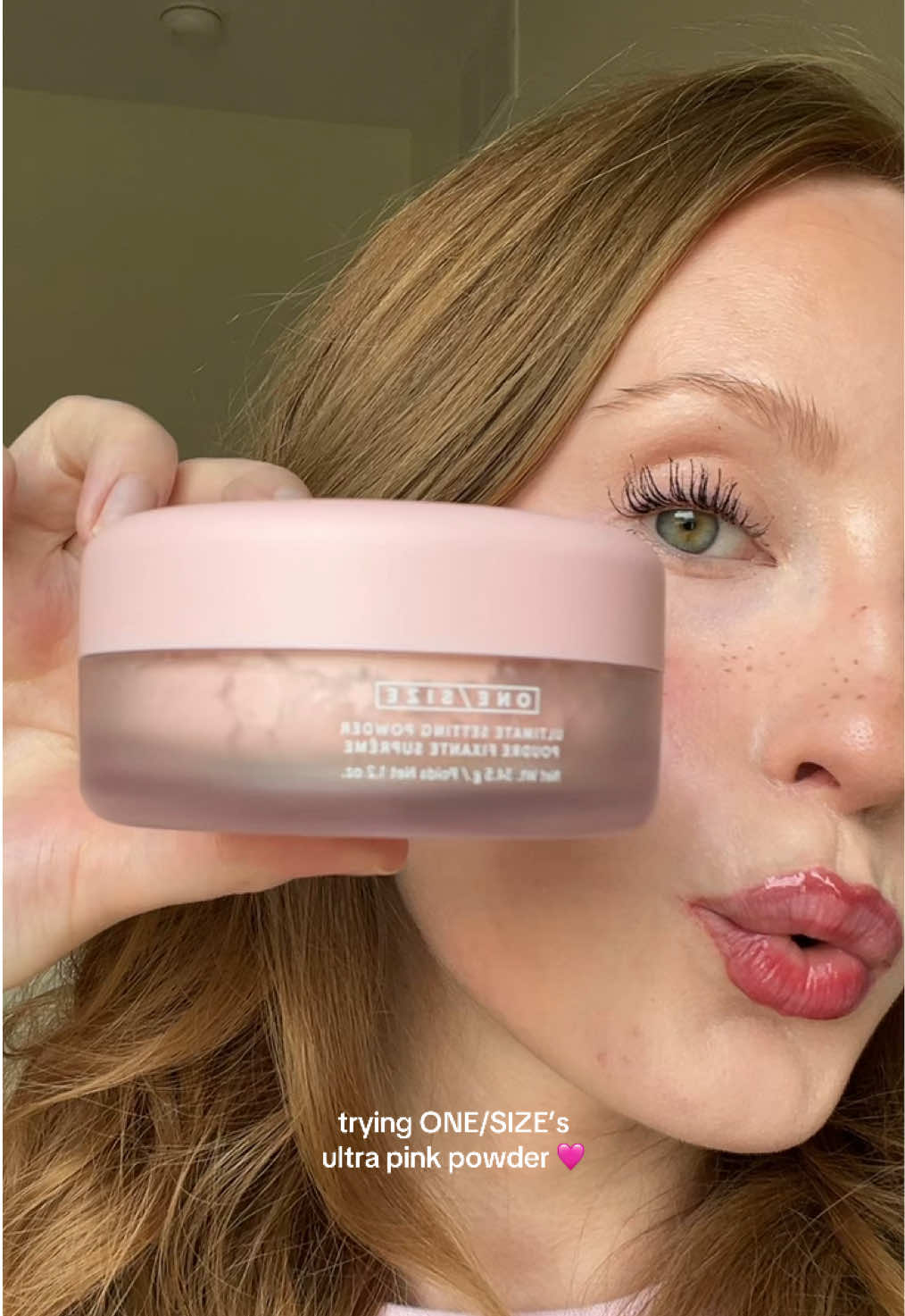 gifted by ONE/SIZE Beauty 💖 This powder is insane, so blurring and brightening, my new must-have powder! @ONE SIZE BEAUTY  #onesizebeauty #ultrapink💕 #makeuptok #pinkpowder #pinksettingpowder #pinkpowderundereye #pinkundereyetrend #makeupfyp #makeupfavorites #makeuphacks #fyp