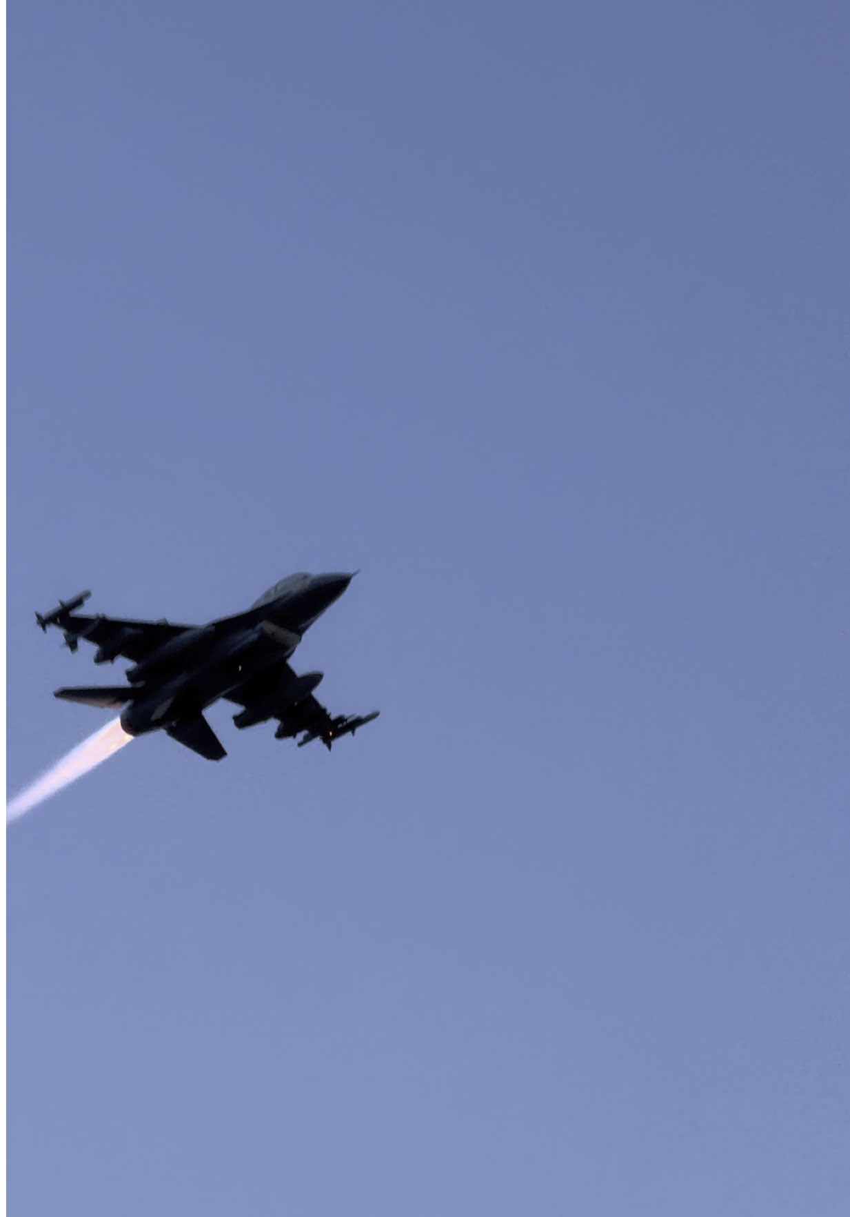 F-16 afterburner at night. I’m sure the noise complaint crowd loved this one… #f16 #aviation #afterburner 