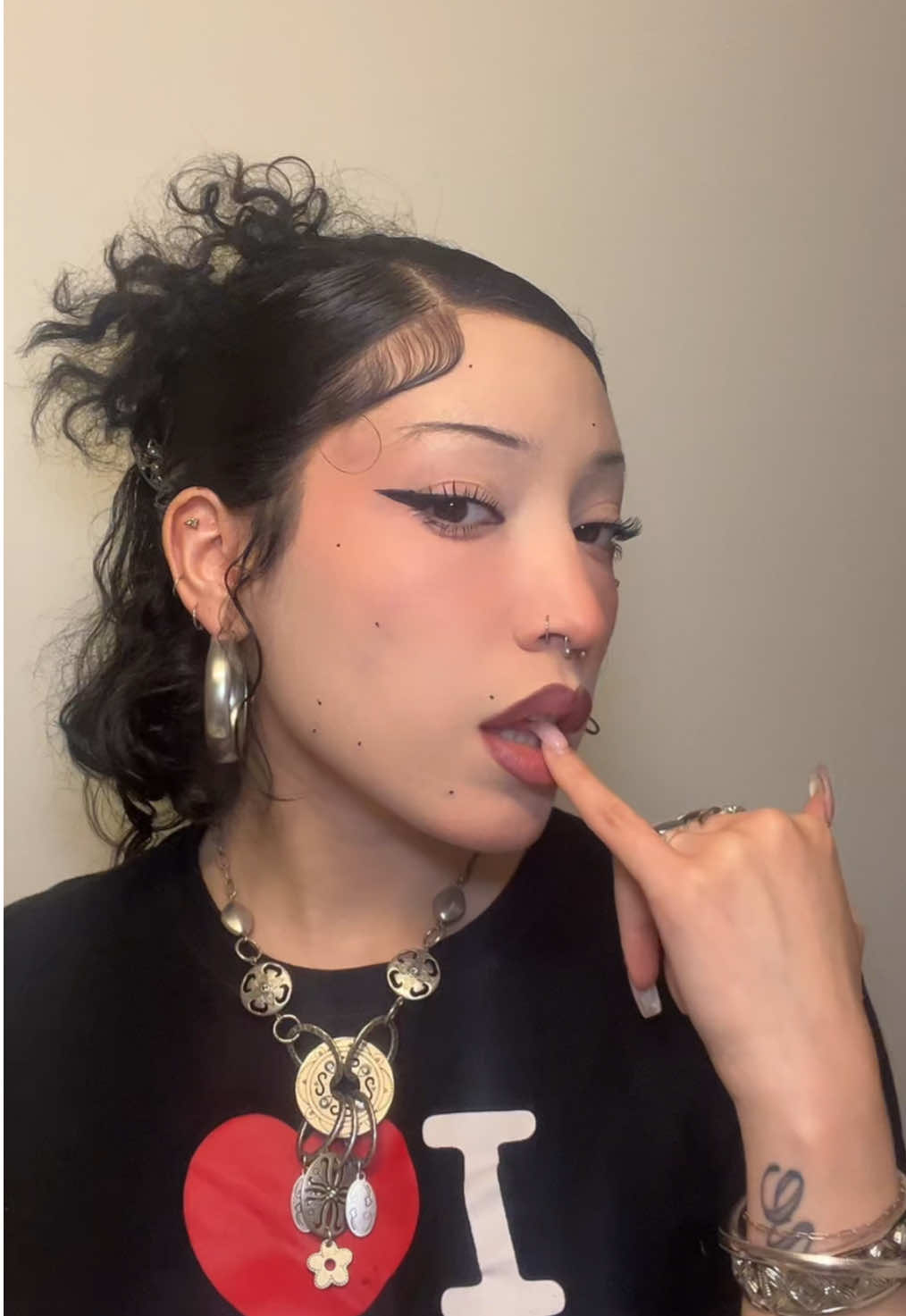 This that im pulling up to the day party, that bottomless mimosas with the girls! 😝🫦 A cute slick back never failsssss.  #curlyhairstyles #shortcurlyhair #shortcurlyhairstyles #summerhairstyles #cutecurlyhairstyles #summercurlyhairstyle #baddiehairstyle #halfuphalfdownhairstyle 