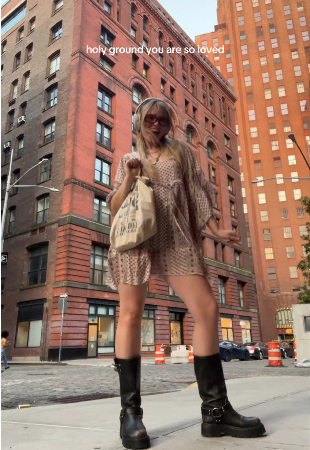 Short dress + windy weather won’t stop the holy ground agenda 🤓 crazy how i was the same age as tay when red came out like woah #taylorswift #nyc #OOTD #fitcheck #raga #swifttok #erastour #red #holyground #redtaylorsversion 
