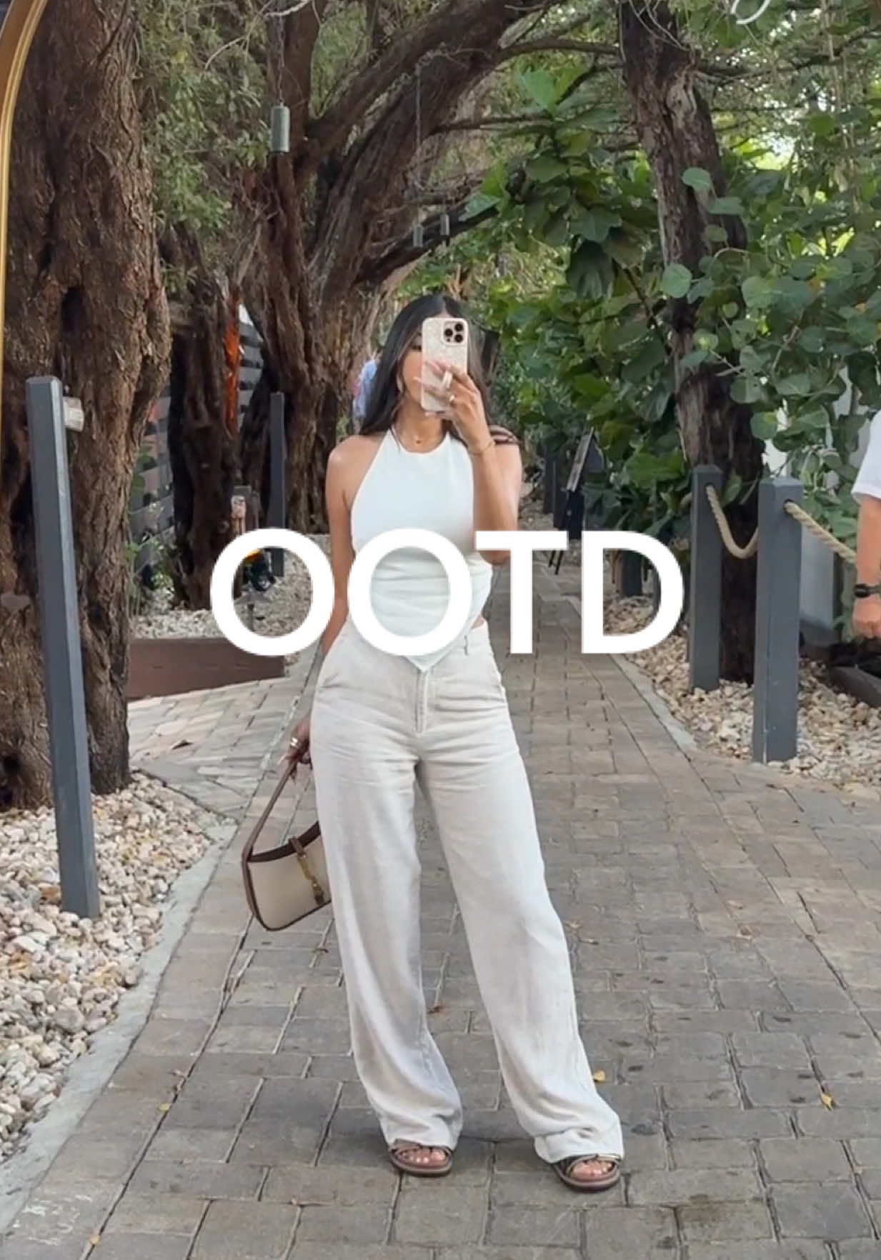 While in Miami ❤️  With @Modeliste Magazine at @JOIA BEACH 🏖️  • #outfit #linentrousers #outfitideas #summeroutfit #whattowear #springfashion #chicoutfit #look #style #outfitinspo #petitefashion 