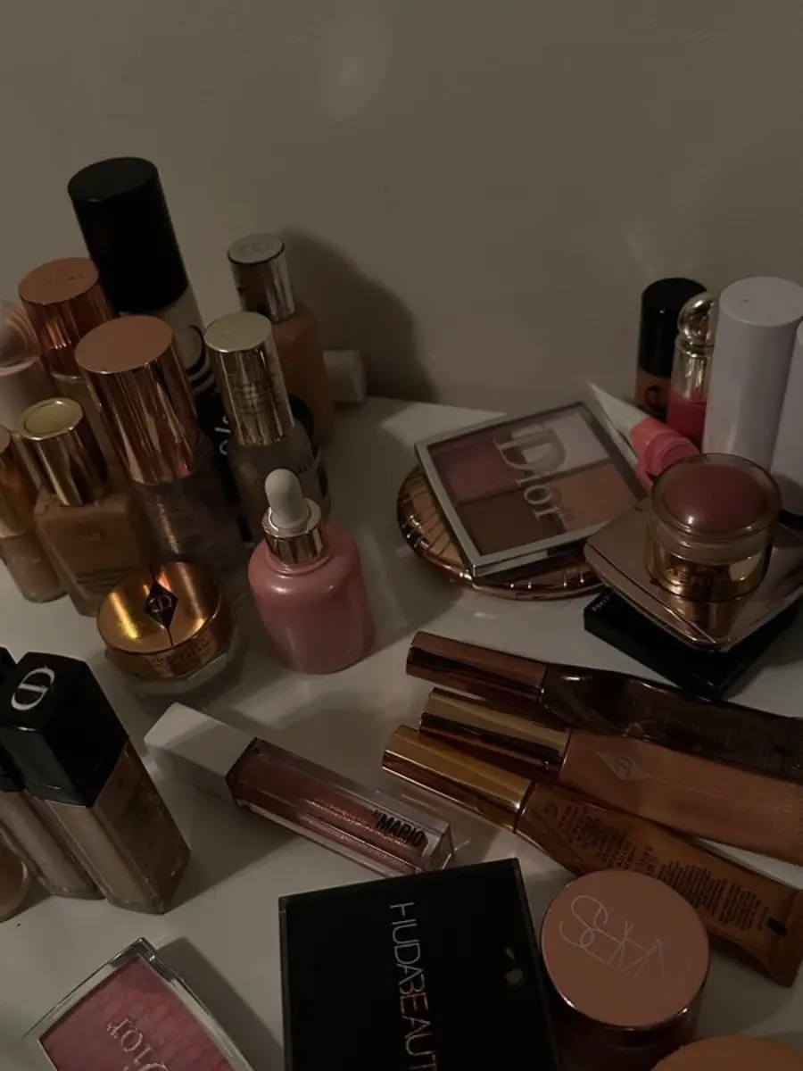 I used to think flawless makeup was all about expensive products or those 50-step routines you see on Pinterest. Spoiler: it’s not. It’s literally 3 steps. Skin prep. Blend. Lock it in. That’s it. And when I say skin prep is the whole foundation of the look? I mean it. Clean skin, a solid moisturizer, and a primer that actually works for your skin type — that’s where the magic starts. Once your base is smooth, it’s all about the blend. Stop swiping your foundation like paint — press it in. Cream blush? Melt it into your cheeks like you love yourself. Setting powder? Only where you actually need it, babe. Not the whole face looking like the Sahara. The final step is the fun part. Add that blush, bronzer, little baby highlight, do your brows, and bring it to life. Spray it down. Pose. Walk away from the mirror like you just signed a modeling contract. 🫶 We’re not doing cakey makeup in 2025. We’re doing confident, glowy, effortless. Tag a bestie who needs this.💕 #GRWM #flawlessmakeup #makeuptips #blendyourmakeup #skincarefirst #softglam #baddiemakeup #TikTokBeauty #naturalglow #cleanlook #MakeupRoutine #TikTokTips #beautyhack #viral #ttucci 