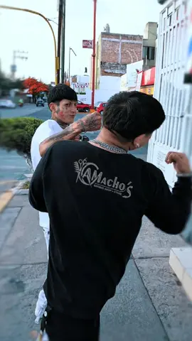 💥💈Así es como nosotros arreglamos los problemas 👊🏻💪🏻🤜🏻🥵 🤣 .  .  .  #Broma #Comedia #fade #fadehaircut #barberia #barbero #barbering #barbershop #CaMachosBarber #barberlove #store #barbermexico #ladybarber #barberman #México #barber #camachos 