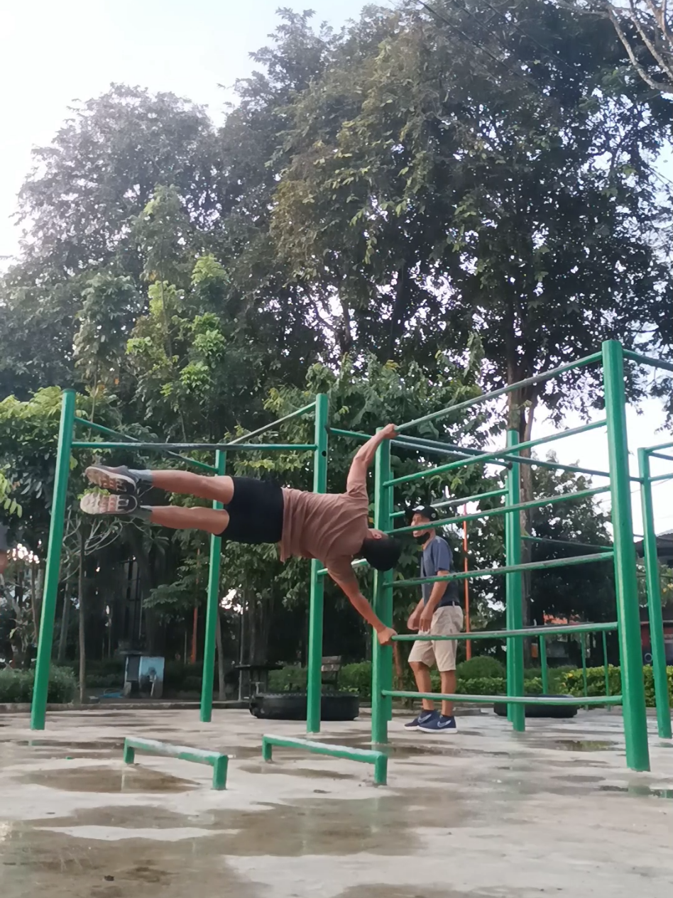 Human Flag #calisthenics #gym #humanflag #denpasarkota #streetworkout 