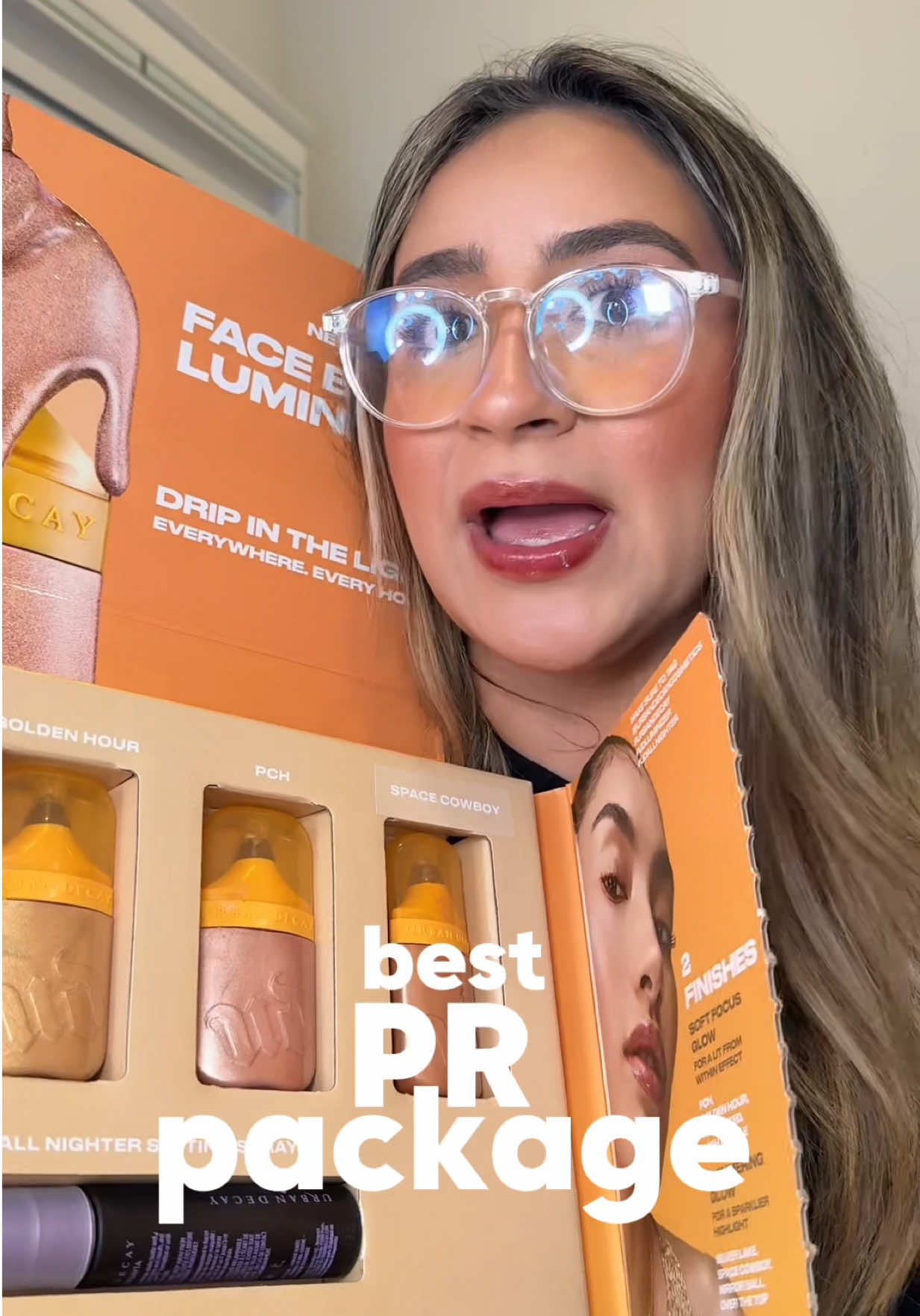 I am obsessed with them @urban decay they are too goodn y son multi usos porque me lo pongo en todos lados✨🙂‍↔️ #highlight #urbandecay #facebondluminizer #makeupreview 