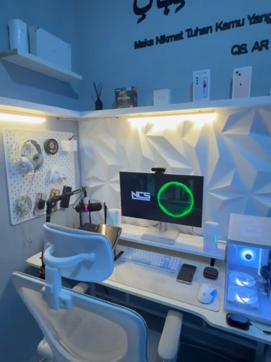 Yang mau dekor kamar tipis-tipis barangnya udah aku taruh di showcase profile ya gais #fypage #fyp #CapCut #dekorasikamar #setupgaming #kamaraesthetic 