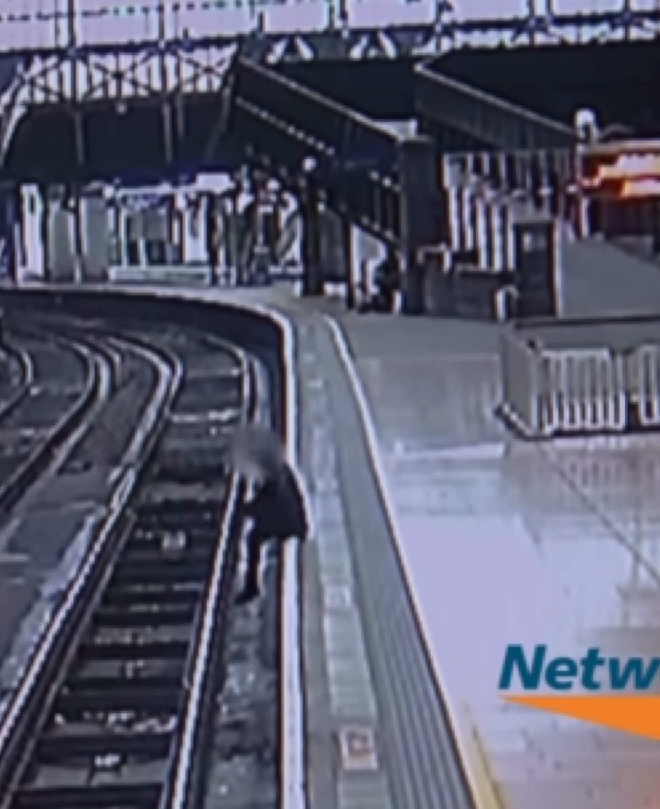 What was he thinking! CCTV - London Paddington INCIDENT. #paddington #london #police #cafdiff #gwr 