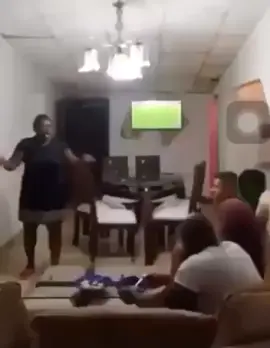 Mi mamá cuando tengo visita🤣 #fyp #viral