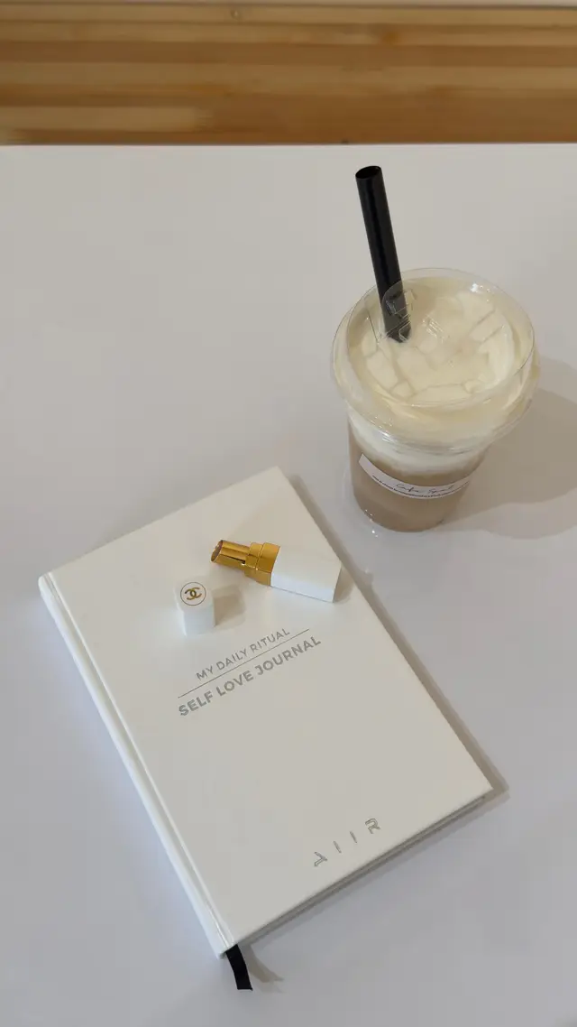 @AIIR Professional My daily ritual Fell in love with this beautiful, aesthetic Self Love Journal from the very first moment Grateful for such an inspiring piece😍🤍🤍🤍🤍#Aiir 