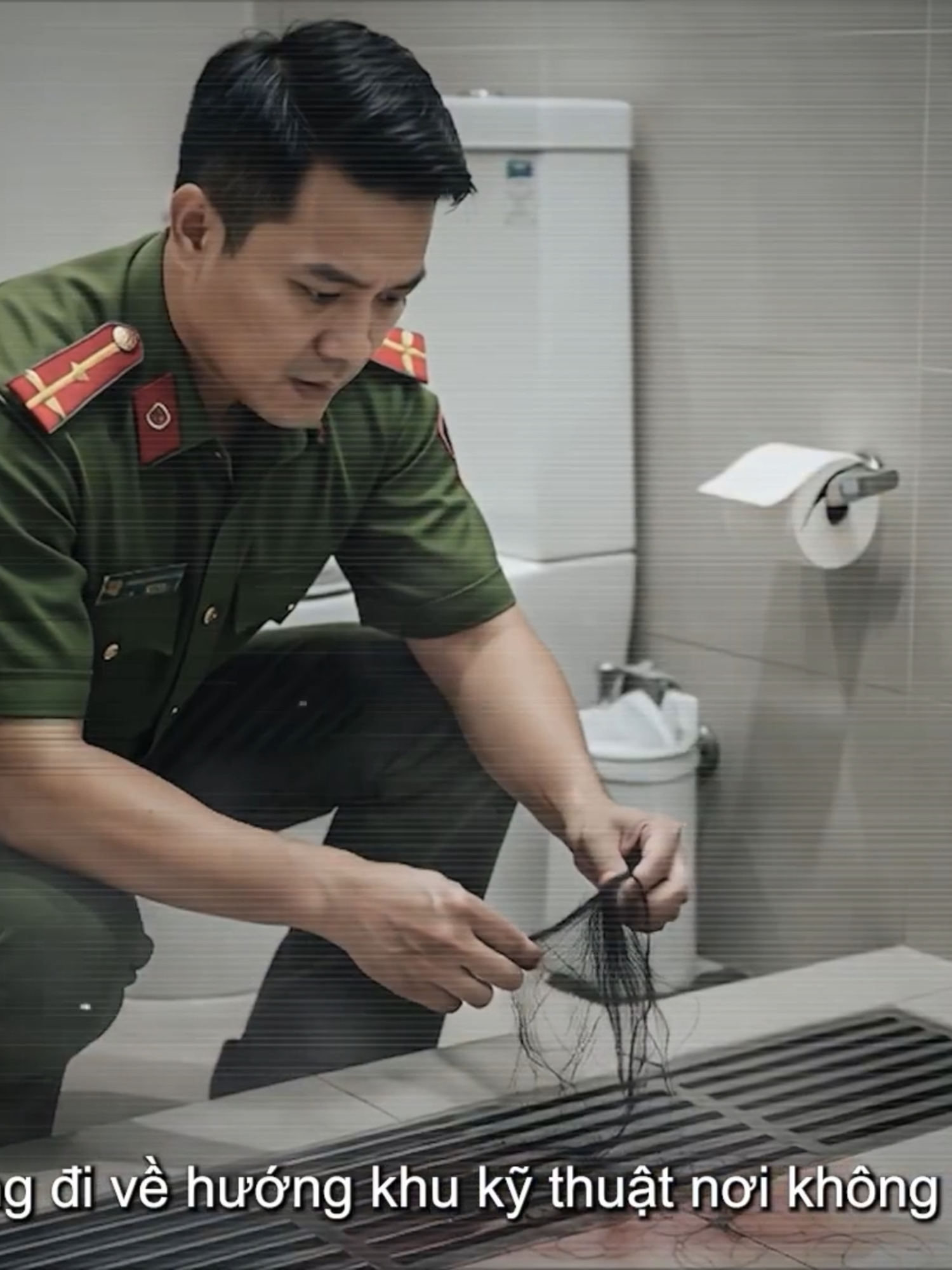 Đáng sợ, Vợ sát hại chồng, xay nhỏ, nhét vào ống xả nước để phi tang (Phần 2) Link full => https://www.youtube.com/watch?v=ExV-Mvk9r9g Nếu một ngày, bạn nghe thấy tiếng động lạ phát ra từ đường cống trong nhà… Một thứ âm thanh lục bục như thể có gì đó đang mắc kẹt. Một mùi tanh nhẹ, không rõ là sắt, là thuốc tẩy… hay là mùi xác thịt phân hủy. Bạn sẽ làm gì? Tại khu căn hộ cao cấp Riverside Lotus , nơi nổi tiếng với kiến trúc sang trọng, hệ thống an ninh ba lớp và tiêu chuẩn sống khắt khe , người ta tin rằng sẽ không bao giờ có chuyện gì kỳ lạ xảy ra. Cho đến một sáng giữa tháng Bảy. Cư dân căn hộ P10.19, chị Trâm, phản ánh với ban quản lý: “Nước từ vòi sen bốc mùi trứng thối pha kim loại. Tắm xong cứ thấy rờn rợn.” Lúc đầu, người ta nghĩ chỉ là hệ thống lọc trục trặc. Nhưng đến trưa, tổ kỹ thuật cắt đoạn ống gom nước tầng áp mái để kiểm tra. Và họ chết lặng. Bên trong không phải là bùn, không phải rác. Mà là… tóc dài, mô mềm đã nhũn, và một đoạn móng tay bị tước, vẫn còn lớp sơn đỏ bầm. Chất lỏng đục nhầy, có màu hồng tro, bốc mùi tanh lẫn hôi thối, không giống bất kỳ thứ gì từng gặp. #TrinhThamVietNam #DieuTraVuAn #CongAnVietNam #ChuyenAnDacBiet #BaoVeTreEm #VuAnHocDuong #DocQuyenTikTok #CauChuyenCoThat #TinhTietGayCan #ChongToiAcThamLang #TikTokStory #VietnamCrimeStory #JusticeForChildren #TikTokFilmScene #TinhTietGayCamXuc #KetThucBatNgo