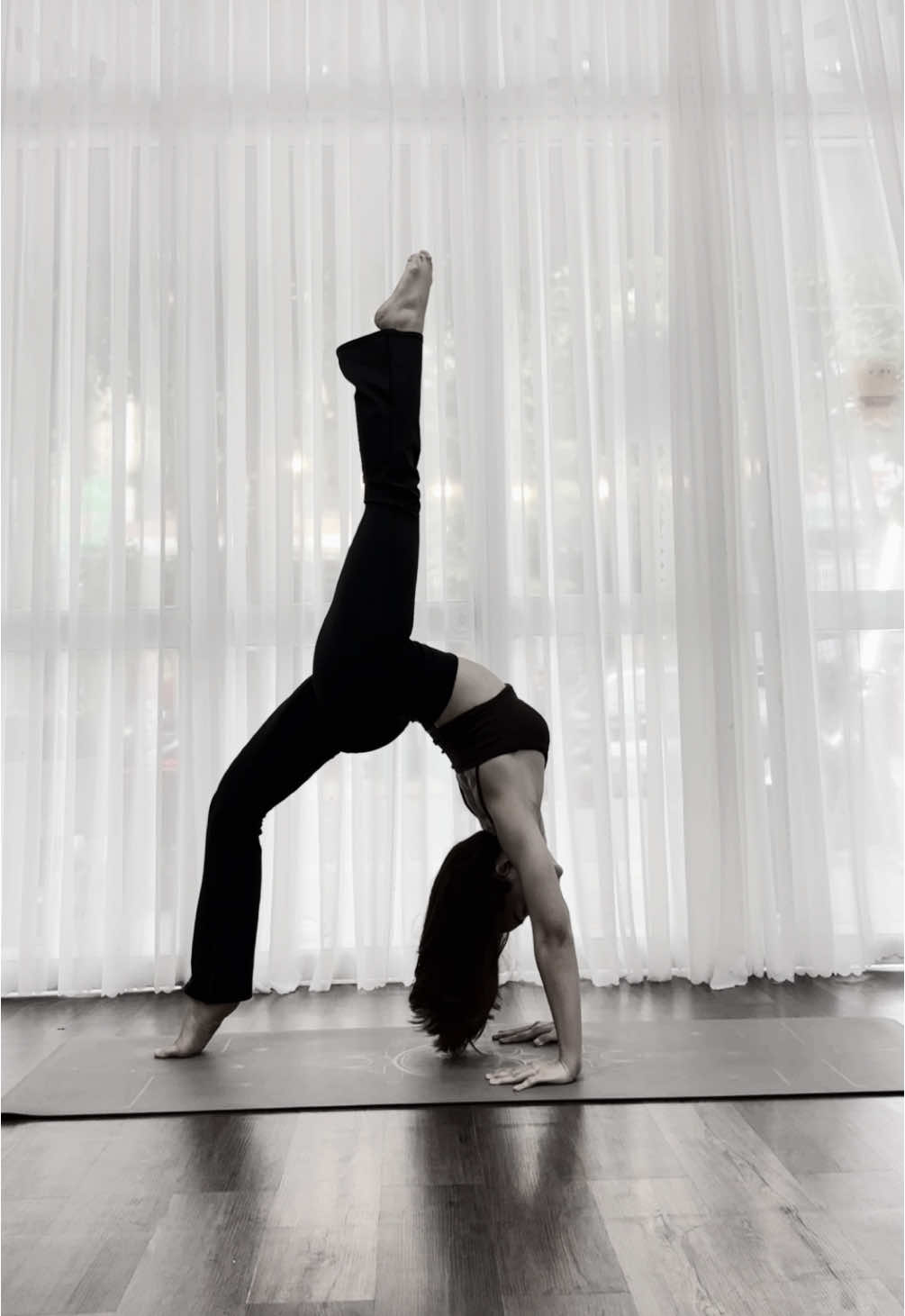 Trong khoảng lặng của trắng và đen, tôi chạm vào sự tĩnh tại,  tôi lắng nghe thanh âm bên trong – nơi cơ thể thả lỏng và tâm hồn được thở ra là chính mình 🧘🏻‍♀️ 📞 Liên hệ: 0383037002 #siayoga #yogadanang #fitnesscenter #yogacenter #khuchao #naihiendong #sontra #suckhoe #thehinh #yoga #danang #workout #Fitness #thethao #daily #trending #toptrend #xuhuong #suckhoe #khoekhoan #vedep #giamcan #thaydoihinhthe