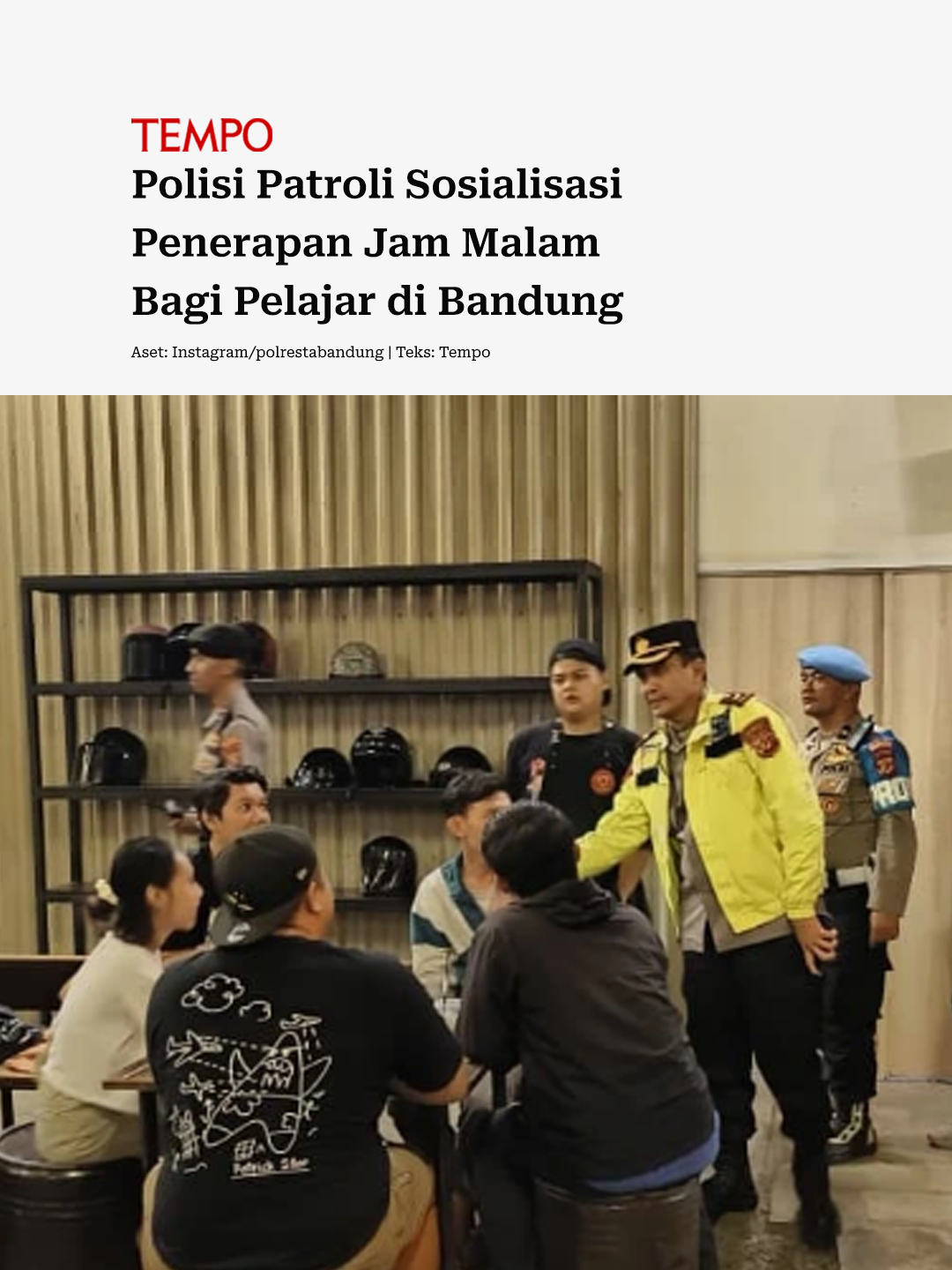 Kepolisian mulai patroli malam untuk sosialisasikan kebijakan jam malam bagi pelajar. Kebijakan ini merujuk pada Surat Edaran Gubernur Jabar Dedi Mulyadi, yang melarang aktivitas pelajar di luar rumah mulai pukul 21.00 hingga 04.00 WIB. Menurut Kepolisian, Patroli dilakukan di kawasan Jalan Asia Afrika dan Jalan Braga. Petugas juga memeriksa identitas remaja untuk memastikan status kepelajarannya. #jammalampelajar #bandung #jabar #polrestabesbandung #dedimulyadi #pelajar #asiaafrika #braga #tempodotco #tempomedia #berita #fypindonesia #fyp #tiktokberita