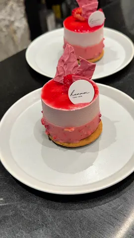口どけなめらかなルビーチョコケーキ！ ミューズ780円 ルビーチョコレートのムースにピンクグレープフルーツのジュレとフランボワーズのムースを入れた爽やかな贅沢スイーツ😋 🍚店名: hannoc 住所: 大阪府大阪市北区万歳町4-12  最寄駅: 中崎町駅徒歩2分 営業時間:11:00〜22:00 定休日：不定休 #大阪グルメ#Japanesefood#tiktokfood