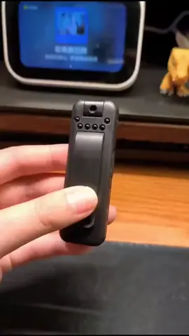 這是一款可以戴在胸口的騎行記錄儀，出門把它掛在身上高清夜視記錄儀，小巧輕便，胸前佩戴設計，讓執法人員在行動中能夠輕鬆操作，快速記錄突發狀況，解放雙手，不影響正常執勤工作。#高清記錄儀 #行車記錄儀 #隨身記錄儀高清 #攝像頭高清記錄儀 #記錄生活