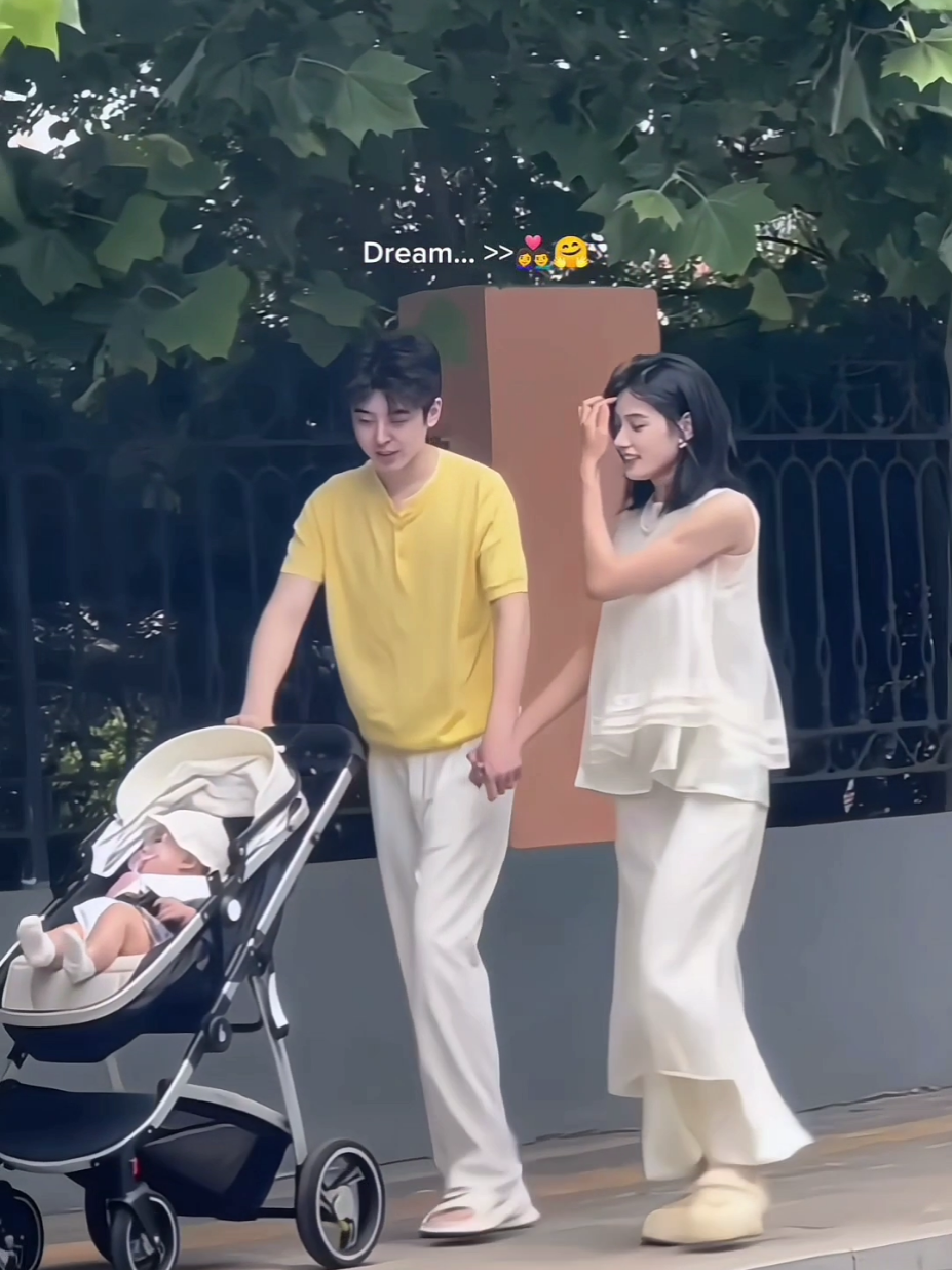 👩‍❤️‍👨🤗😉A heartwarming family moment featuring a joyful couple and their adorable baby on a sunny day stroll. #FamilyVibes #HappyMoments #BabyLove #JoyfulDay #FamilyTime #SweetMemories #OutdoorVibes #ParentingJourney #SmilesAllAround 