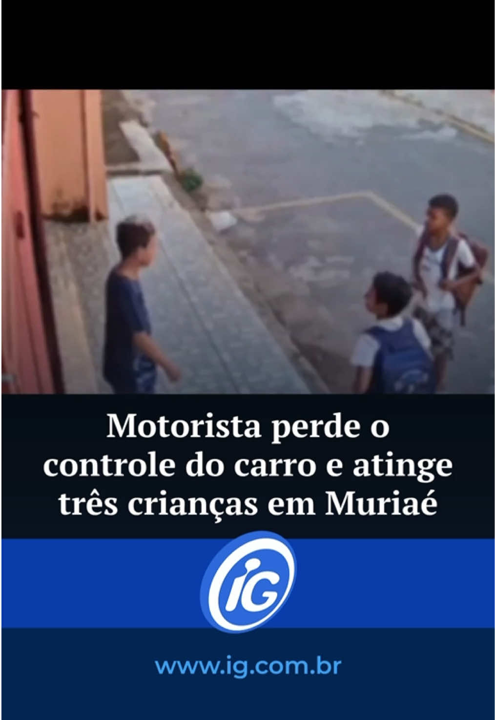🚨 Cenas fortes: motorista perde o controle do carro e atinge três crianças em Muriaé (MG).  O acidente aconteceu na tarde desta quarta-feira (4), no bairro Santa Terezinha. As vítimas tiveram ferimentos leves e foram socorridas por familiares.  A Polícia Militar esteve no local e investiga as causas. 🔗 Veja as notícias do Portal iG e acesse o Canal do Whatsapp no Link da Bio 📲 📹 Reprodução/Instagram @reporter_markinhus #PortaliG #Muriaé #MinasGerais #Acidente 