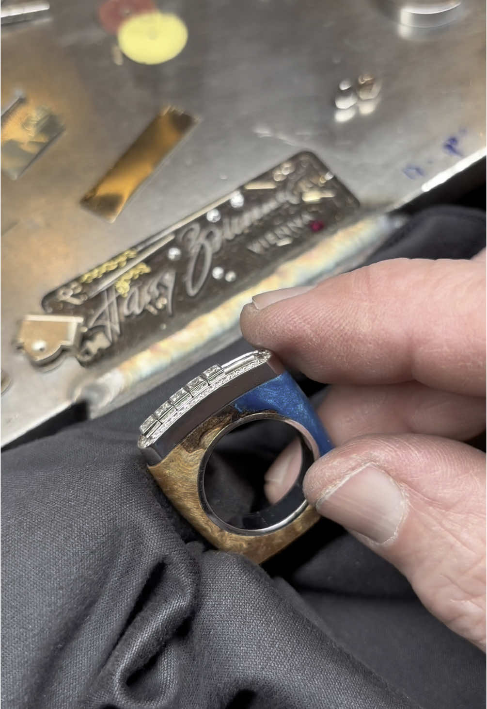 #handmadejewelry #viralvideos #gold #wood #goldsmith #ring #resin #resinwood #woodwork #goldsmith #jewelry #fyppp #austria #vienna #handcraftedjewelry #goldring #diamonds #hautejoaillerie #virals #fyp #fypdong #fyppp #viralvideos www.harrybrunner.com 
