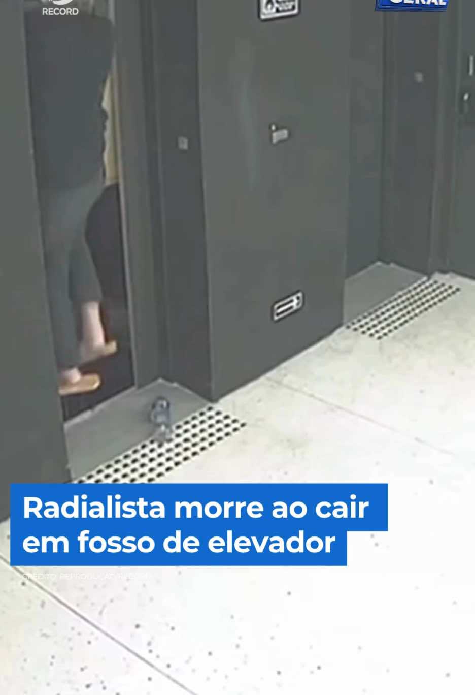 Imagens de câmeras de segurança mostram o momento em que um radialista cai no fosso de um elevador no centro de São Paulo. O elevador estava fora do nível e a vítima caiu ao tentar sair. A família afirma que o idoso já estava ferido antes da queda e levanta suspeitas sobre o que ocorreu antes do acidente. O caso está sob investigação Veja essa e outras notícias do #BalançoGeral em R7.com/balancogeralmanha