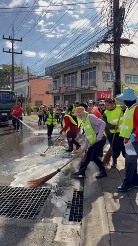 🧹✨ วันสิ่งแวดล้อมโลก เทศบาลนครตรัง x อถล. รวมพลังจิตอาสา #เก็บขยะ #รักษ์โลก บริเวณแยกสกร. – แยกพรศิริกุล ภายใต้แนวคิด “ใช้พลาสติกอย่างเข้าใจ เปลี่ยนประเทศไทยให้ยั่งยืน” 🌍♻️ #วันสิ่งแวดล้อมโลก #BeatPlasticPollution #ตรังน่าอยู่ #เทศบาลนครตรัง