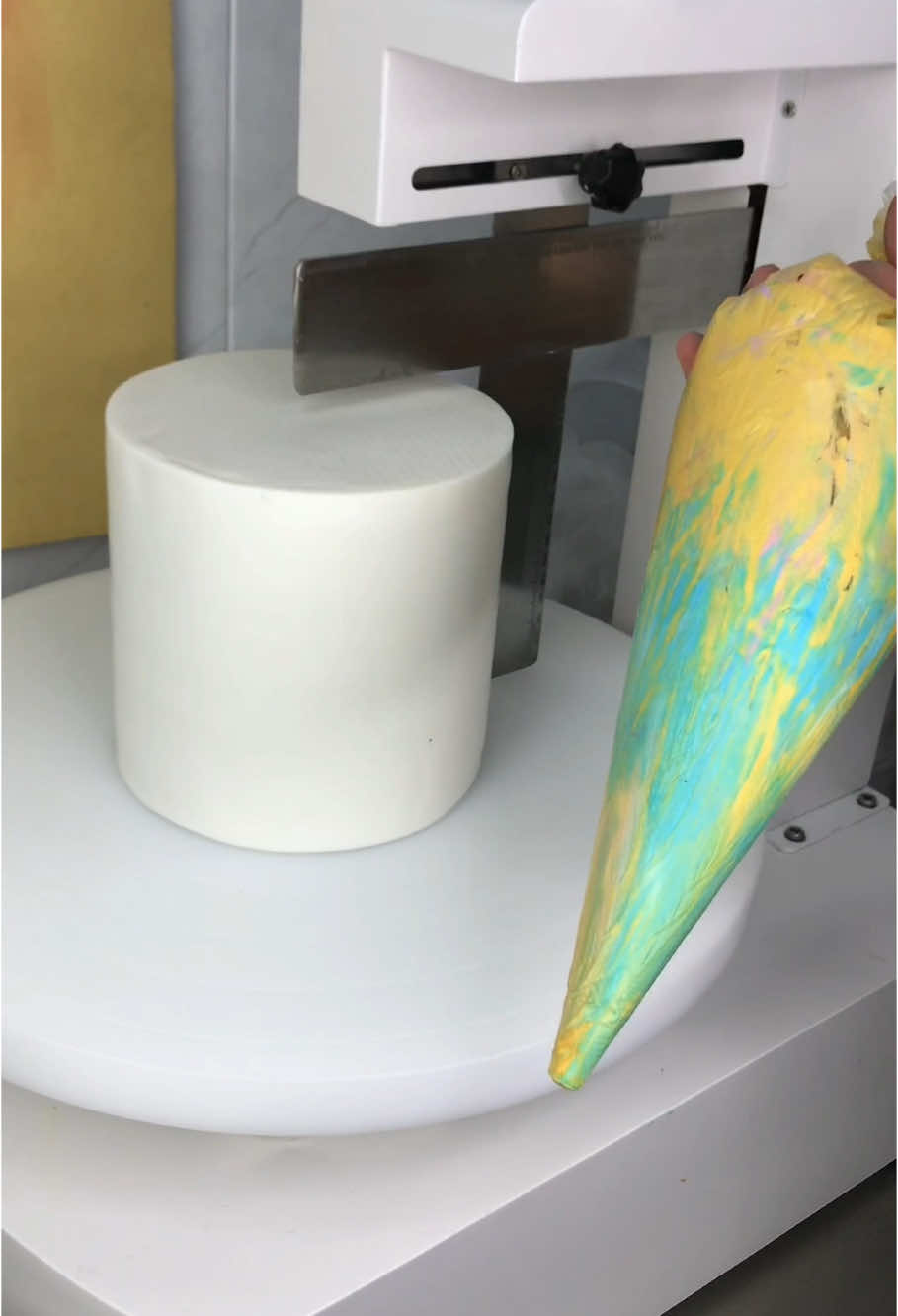 #Capcut diy very nice and beautiful cake #fyp #tiktok #cake #diycake #beautifulcake #caketutorial #cakepiping 
