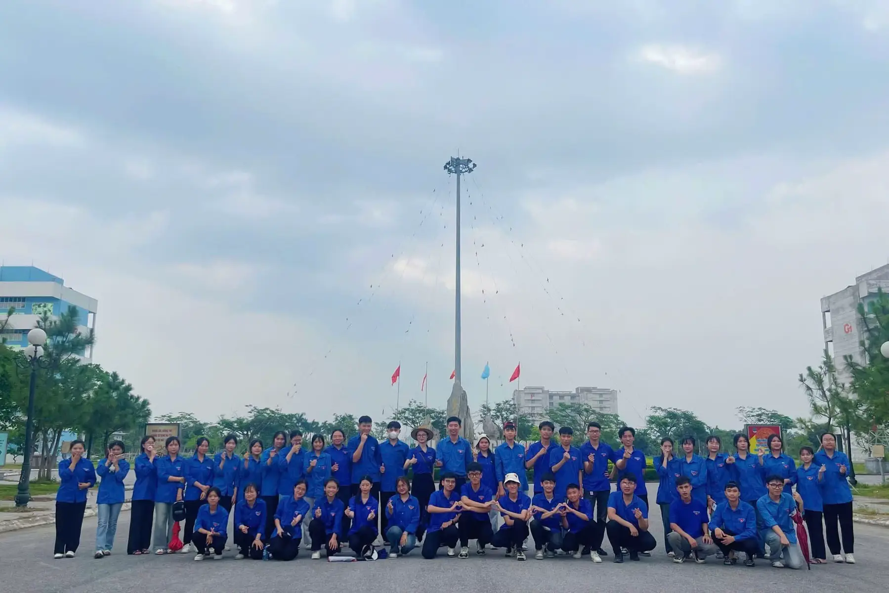Hai ngày tiếp sức mùa thi thật ý nghĩa và đáng nhớ! Áo xanh không chỉ phát nước, chỉ đường mà còn gửi trao niềm tin, sự động viên cho các sĩ tử. Dù nắng gắt hay mưa bất chợt, tinh thần tình nguyện vẫn luôn rực cháy. Cảm ơn các bạn đã đồng hành cùng nhau, cùng tiếp thêm sức mạnh cho mùa thi này! Mong các bạn sĩ tử tự tin và thành công trên con đường phía trước! 💙 #TNXK #mauaoxanhtinhnguyen #tiepsucmuathi 