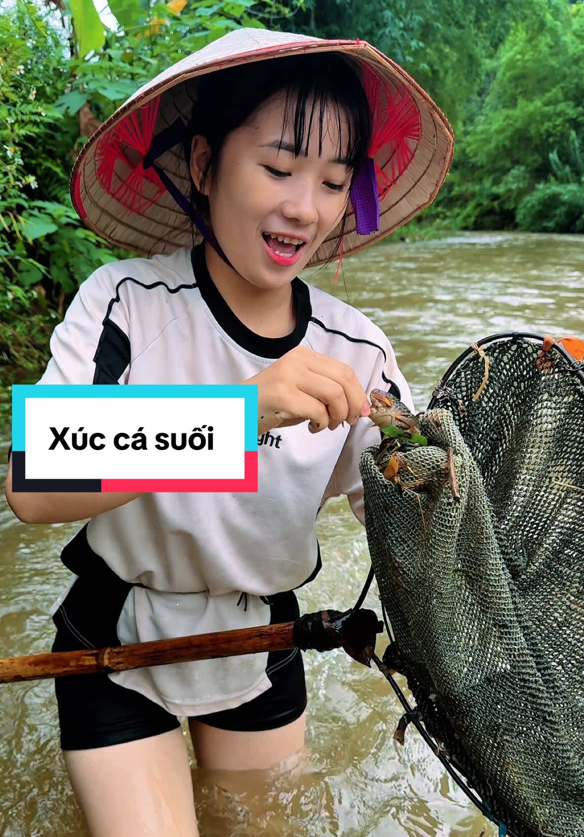 Đi xúc cá suối sau trận mưa lũ to ở quê #xuccasuoi #xucca #casuoi #Gaiban #LearnOnTikTok #vungcao 