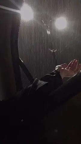 HUJAN~ Kau seperti hujan yang turun tanpa suara, tapi menyentuh bumi dengan kelembutan paling jujur.  Gerakmu tenang, kata katamu terjaga, dan caramu hadir membuatku sadar ada kekuatan besar dalam menjaga. Dalam sikapmu, aku melihat perempuan yang lebih memilih tersembunyi  daripada ditampilkan oleh dunia. Bukan karena kau takut, tapi karna kau faham nilai dirimu tak ditentukan oleh banyaknya mata yang melihat, melainkan oleh pandangan Allah yang tak pernah luput sedikitpun #hujan #hujan #perempuan #puisi #prosa #capcut 