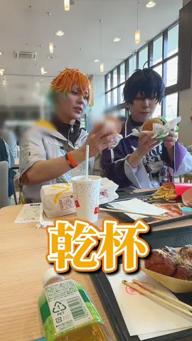 【🌈🕒コスプレ】🌩️🦒&🤝with🌟🐙の楽しい日曜日 #にじさんじコスプレ #コスプレ #ハンバーガー #プリクラ