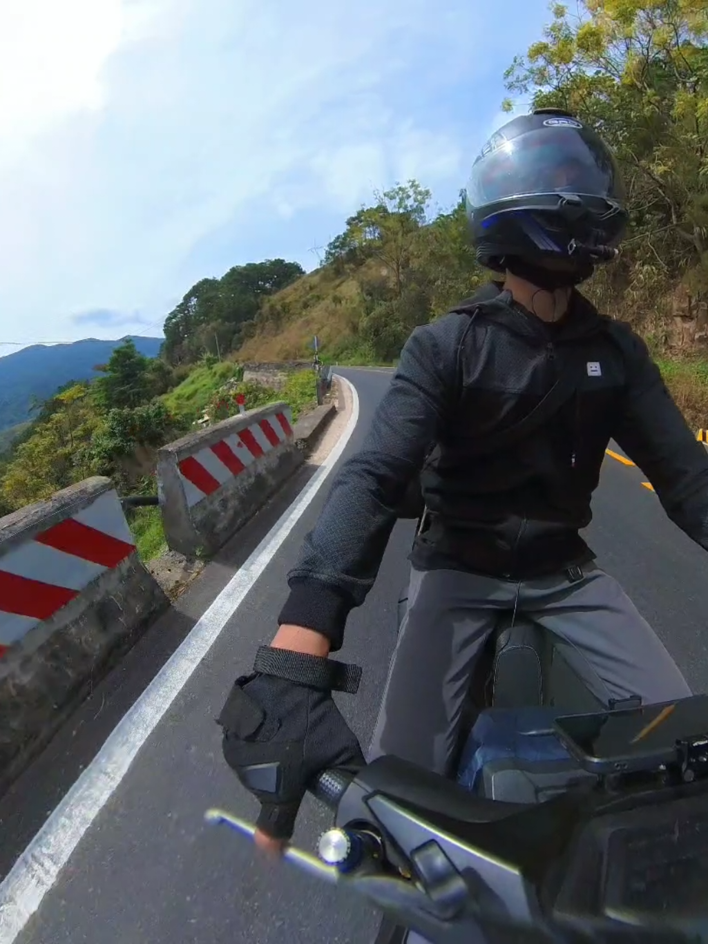 Đèo Ngoạn Mục - Đoạn đường từ Đạt Lạt đến TP Phan Rang - Tháp Chàm. Một trong những con đèo không thể bỏ qua khi Phượt Đà Lạt - Ninh Thuận trong hành trình của mình. #hanhtrinhphuot #dalat #canhdep #insta360 #phuot #dalat3n2d #deongoanmuc #deosongpha 