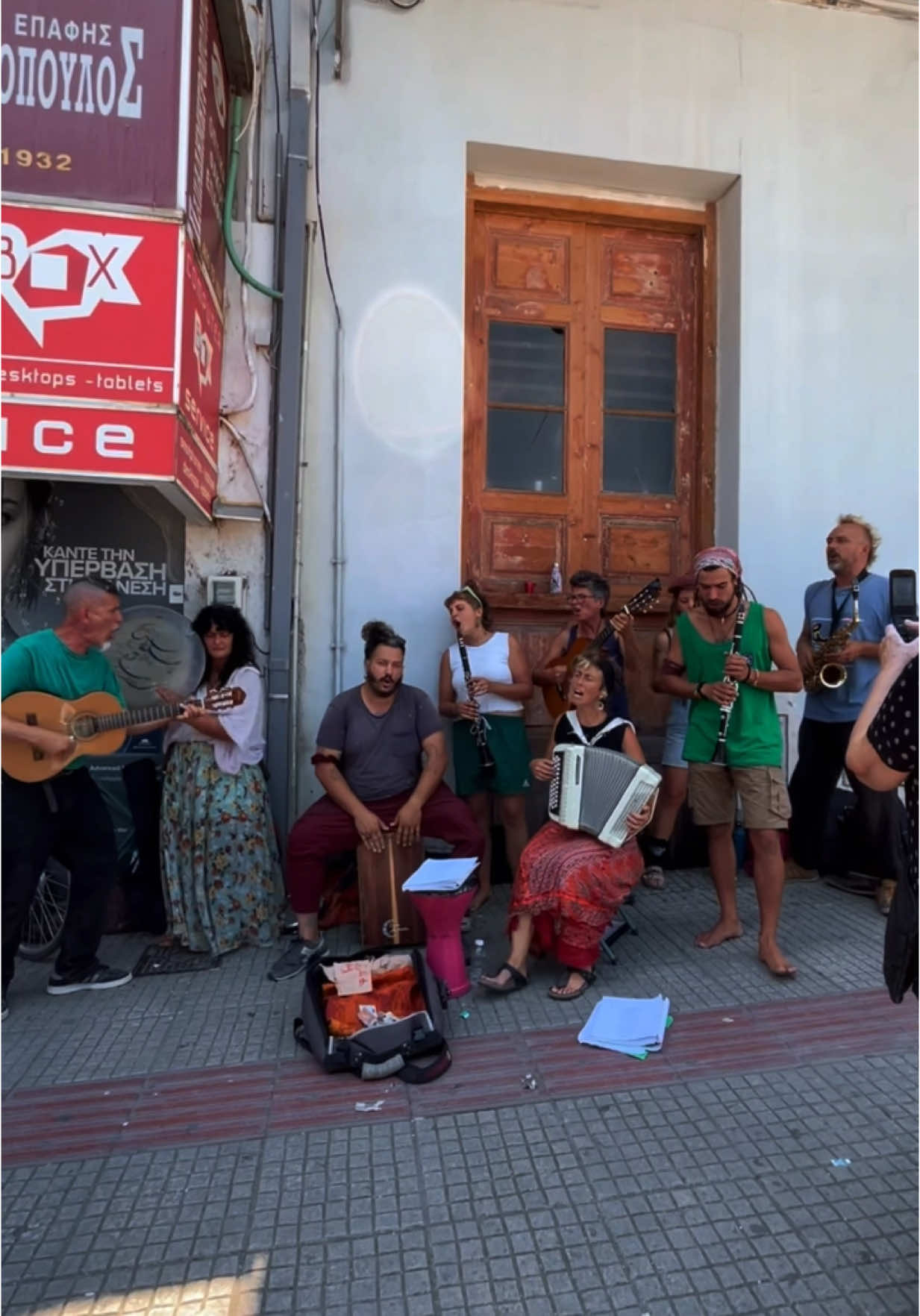 🎶Η Wargasound, μια νομαδική μπάντα του δρόμου με έδρα… όλη την Ευρώπη, έφερε το κέφι, την τρέλα και τις μελωδίες της στην καρδιά της πόλης! 🚌🎻 Με τραγούδια σε πολλές γλώσσες, μελωδίες από κάθε άκρη της ηπείρου και μια ενέργεια που… δε σε άφηνε να προσπεράσεις, οι περαστικοί έγιναν κοινό, και οι δρόμοι – σκηνή! 🔥 Άκουσαν, χόρεψαν, ρώτησαν “πότε ξανάρχονται;” 💬 Δες το βίντεο και πες μας: τους θέλουμε ξανά; #LamiaVibes #StreetMusic #Wargasound #NomadicBand #EuropeOnTheRoad #LamiaReport #ΜουσικήΣτονΔρόμο