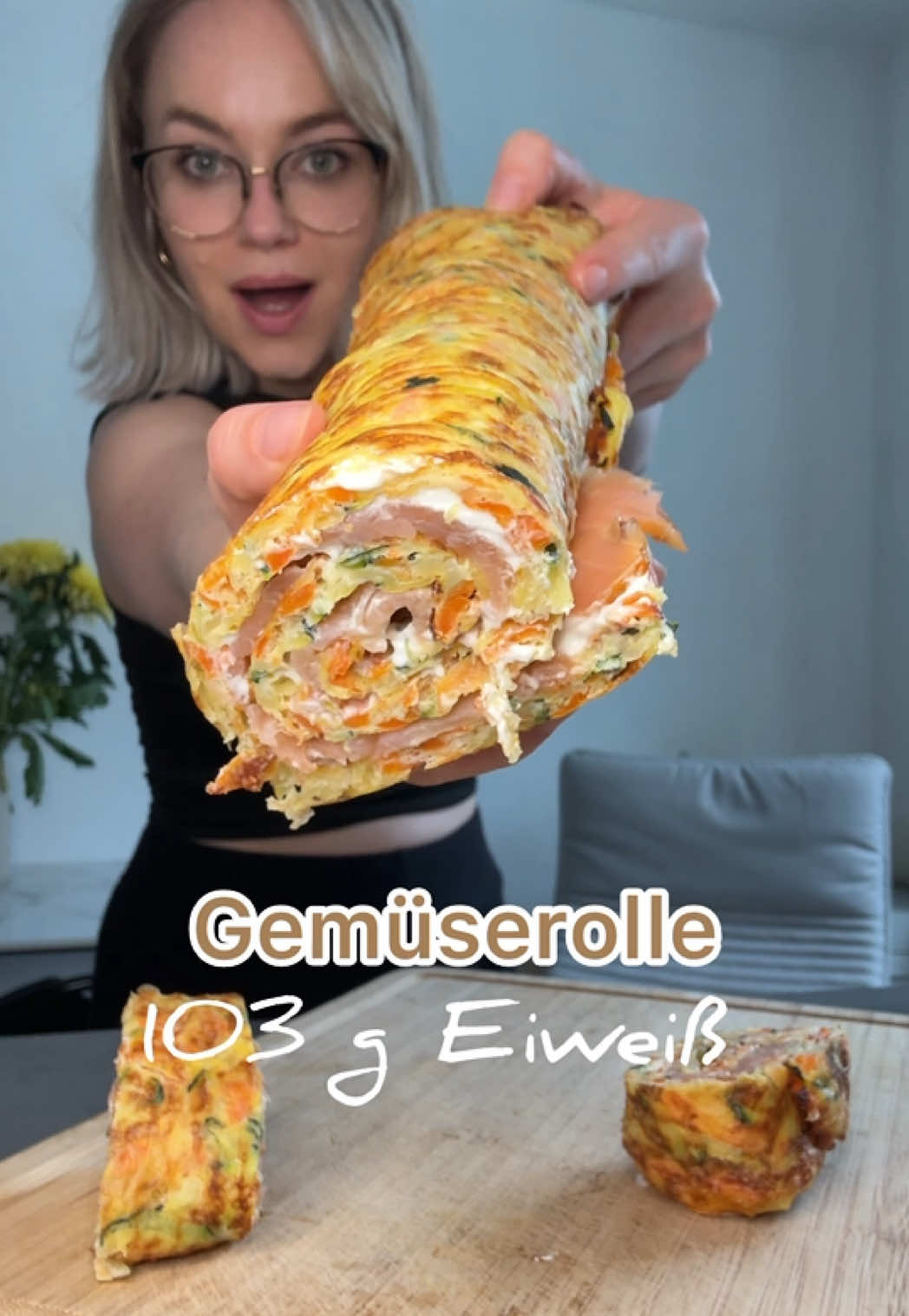 Zutaten: 	•	Frischkäse (87 g) 	•	Kartoffeln (350 g) 	•	2 Karotten (300 g) 	•	Gratinkäse light (50 g) 	•	4  Eier  	•	Räucherlachs (200 g) 	•	Salz        •.     1 Zucchini  Für 30 Minuten auf 180 °C Umluft im Backofen. Gesamte Portion: ca. 1.300 kcal und 103 g Eiweiß