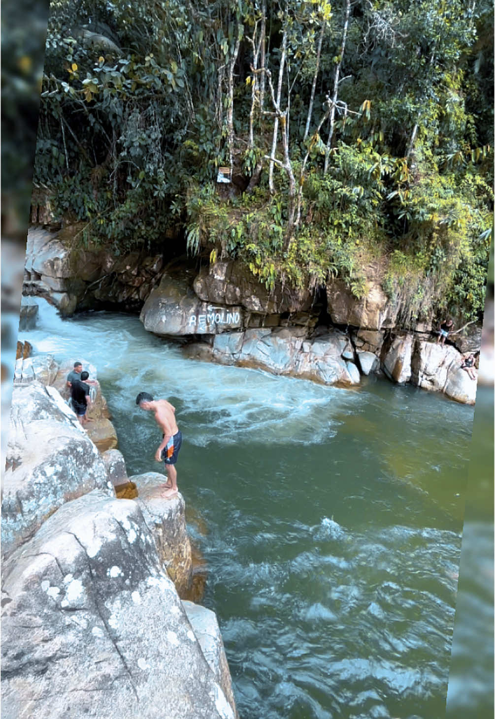 Río, risas y amigos… porque los mejores recuerdos no necesitan filtro. 🌊☀️👣 #R#RiverVibesA#AmigosPorSiempreN#NatureEscapeR#RíoYRelaxT#TravelWithFriendsR#RecuerdosQueQuedanW#WanderWithFriendsA#AventuraNaturalV#ViviendoElMomentoE#ExploraLaVidaO#OutdoorChillV#VidaLibreA#AmistadVerdaderaF#FreshAirFeelsP#ParaísoNaturalF#FYPF#ForYouPageT#TravelVibesG#GoWithTheFlowM#MomentosFelicesJóvenesLibres