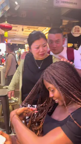 Quand les chinois sont facsinés par tes braids 😅  #travel #china #fyp   ‼️ Juste pour remettre un peu de contexte : en Chine, les Noirs restent très rares dans la plupart des régions. Beaucoup de gens n’ont littéralement jamais vu de personne noire de leur vie, ni en vrai, ni même dans les médias. Faut aussi savoir que c’est un pays hyper fermé : Internet est censuré, des applis comme Instagram ou TikTok (version internationale) sont bloquées. Donc oui, il y a beaucoup d’ignorance. Non, ce n’est pas du racisme dans tous les cas. Je comprends que ça puisse choquer, vraiment. Mais avec du recul, c’est important de relativiser : ils ne viennent pas forcément avec de mauvaises intentions, c’est juste un mélange de curiosité et de méconnaissance. Perso, j’ai choisi de ne pas me battre pour chaque geste maladroit. Mon calme, ça ne veut pas dire que j’accepte tout ou que j’oublie qui je suis. Juste que je sais faire la différence entre de l’ignorance et de la vraie méchanceté. ‼️