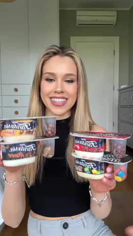 Fantasia to nie jest zwykły jogurt, to test charakteru 🤓 Mam nadzieję, że jesteście w #TeamJemOsobno 😆💙 Tym bardziej teraz, kiedy w sklepach czekają na Was nowe smaki Fantasia - Twix, M&M’s, Mars i Maltesers ✨ Zgadnijcie, który jest moim ulubionym 🤪 #Fantasia