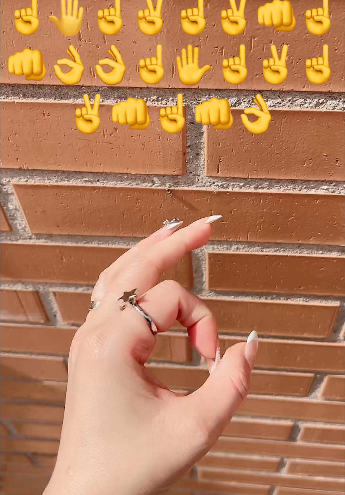 Right hand this morning, left hand now 💅 🧠 If you want your brain to stay sexy, move it like this 🎵 Una piedra pa’ aquí, otra piedra pa’ allá 💥 Left hand challenge → who’s next? #BrainWorkout #HandDance #TikTokTrend #LatinoVibes #UnaPiedraChallenge #左右开练 #controlgame 