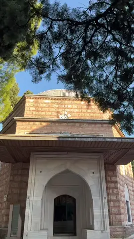Fatih Sultan Mehmed’in oğlu olan Cem Sultan, 1481’de babasının vefatıyla kısa süreliğine tahta çıkmış, ancak ağabeyi II. Bayezid’le girdiği taht mücadelesini kaybederek Avrupa’ya sürgüne gitmiştir. 1495’te İtalya’da vefat eden Cem Sultan’ın naaşı, 1499’da Bursa’ya getirilerek Muradiye Külliyesi’ndeki türbeye defnedilmiştir. #cemsultan #muradiyekülliyesi #fatihsultanmehmet #türbe #osmanlı #keşfet 