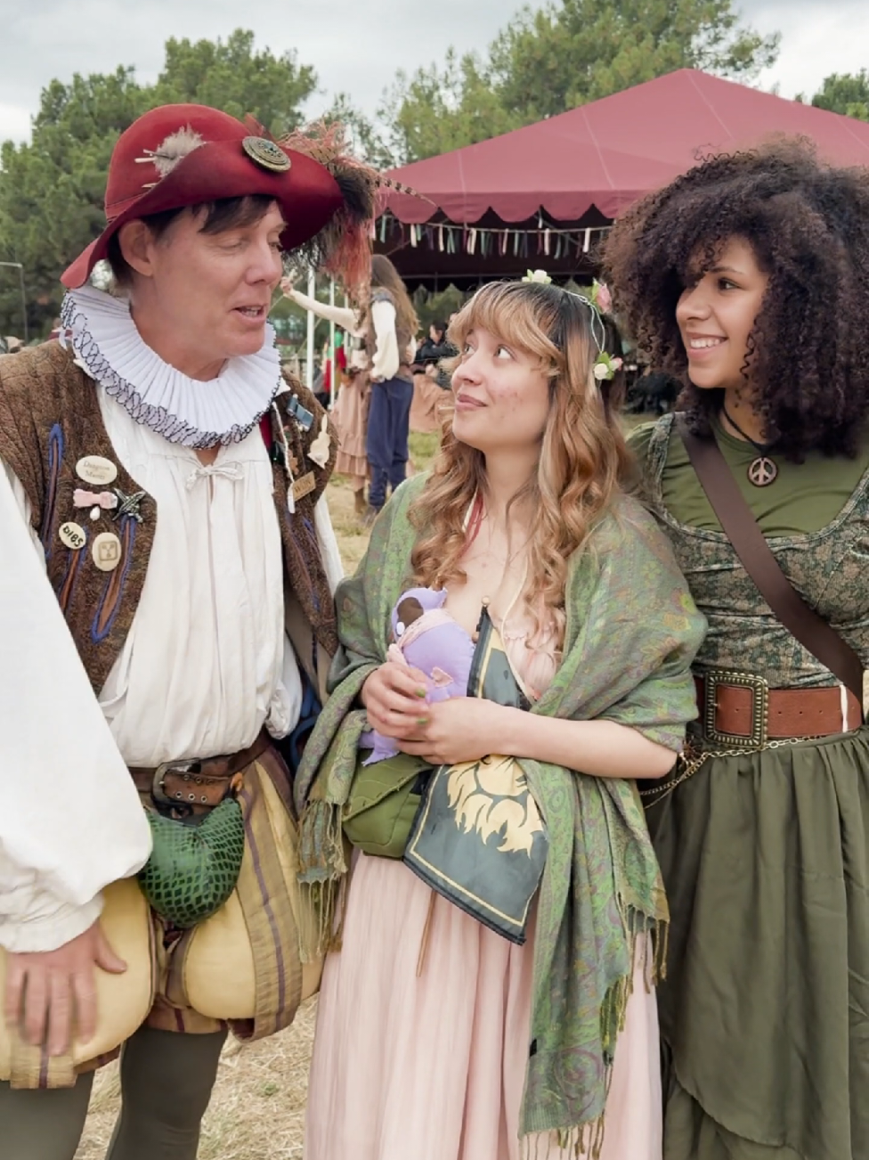 When some random person asks to DM you 👀 Thanks to @˚✧₊⁎ evienne˚✧₊⁎ and @🧩 for playing in this silly skit at the Southern Renaissance Faire! #dnd #dm #dungeonsanddragons #dungeonsandshakespeare #d20 #renfaire #renaissancefestival 