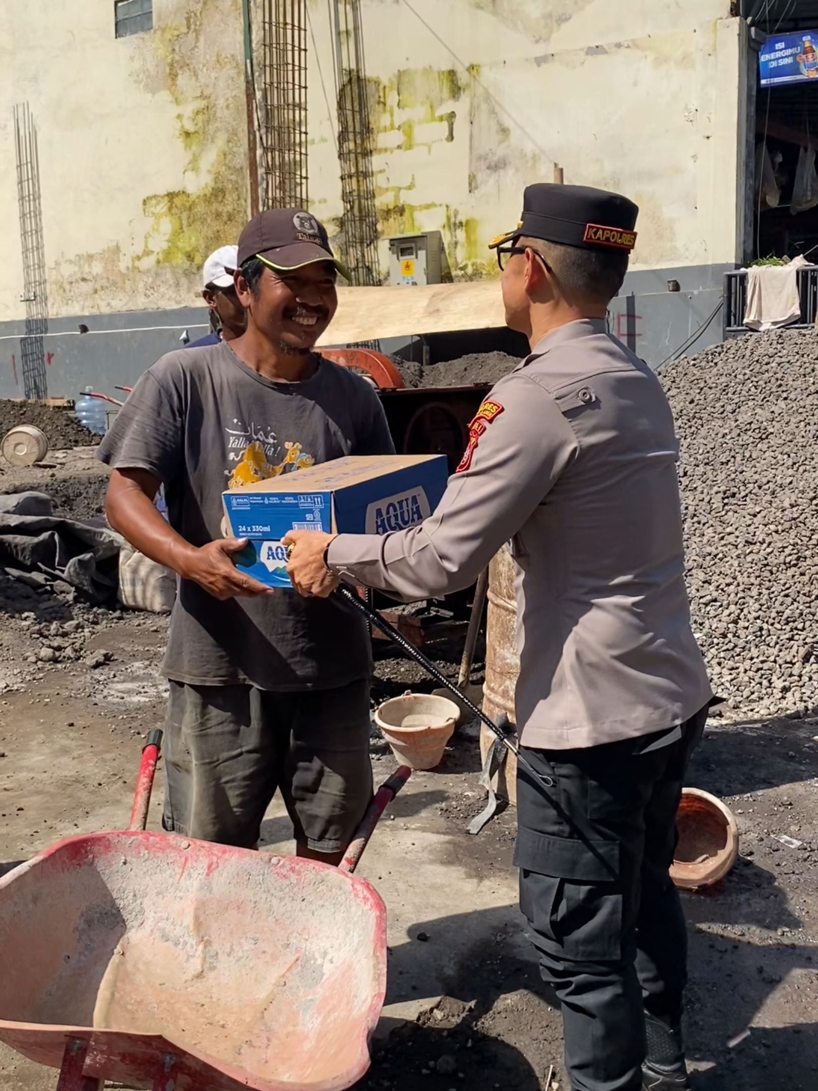 Sehabis panen raya hari ini Kamis (5/6) saya melihat para pekerja bangunan masih semangat di bawah terik matahari, langsung berbagi minuman buat pelegas dahaga mereka. Semangat kerja mereka bikin kagum! Sedikit berbagi kebahagiaan di tengah kesibukan hari ini. #polriuntukmasyarakat #kapolreskarangasem #poldabali 