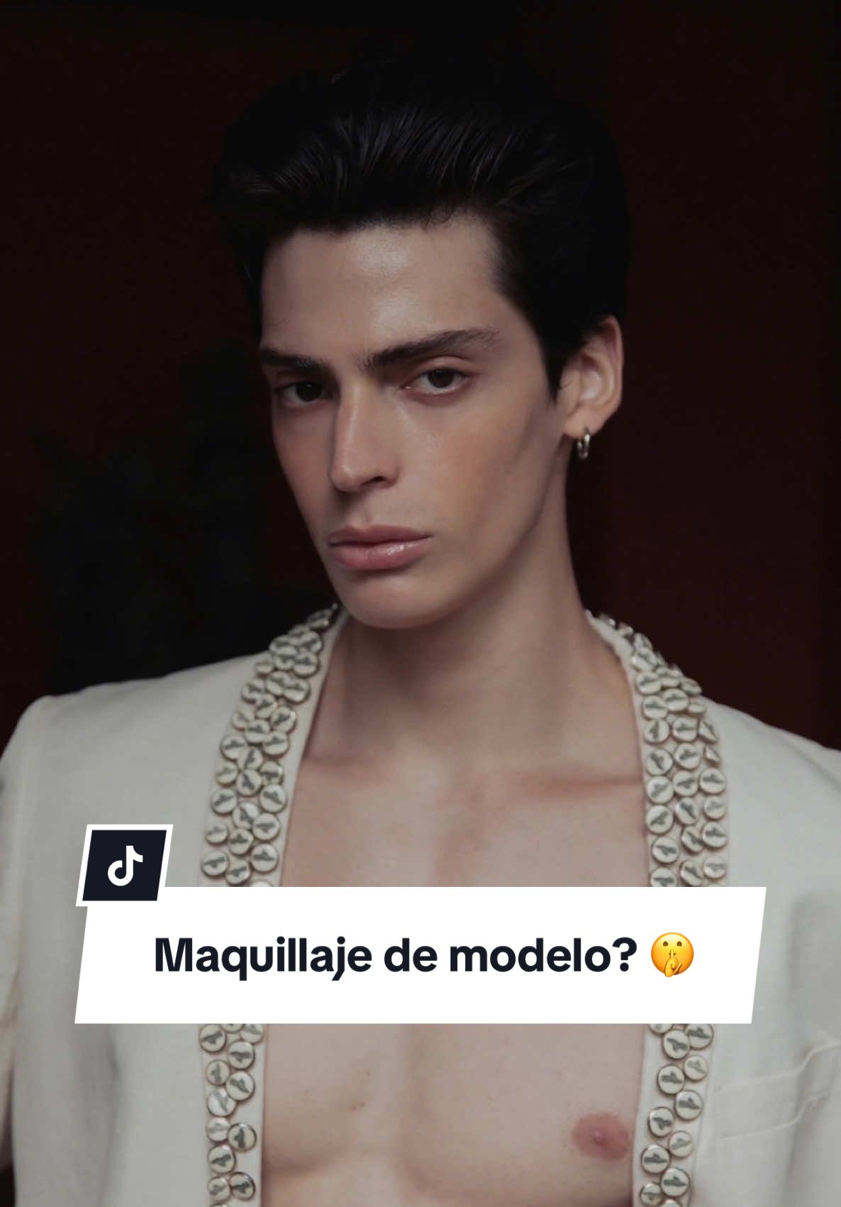 ¿Quién dijo que estoy maquillado? 🤫 Este es mi make up que ni se nota: Base: Even Better Clinical  Contorno: Chubby Stick Scultping Iluminador: true highlight weightless  ¿Quieren la rutina completa o cómo cuido mi pelo? 🧖‍♂️🪮 ¡Comenten abajo y les paso el datazo! 👇 #MaquillajeInvisible #MakeUpNatural #makeup #latam #makeupnomakeup #malemakeup #fashionmodel #modelaje #coreadelsur 