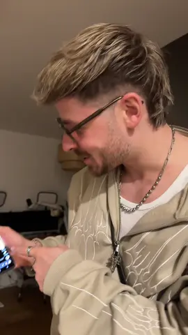 Meint ihr dem geht’s gut (das geht seit 2 Monaten) @Rewinside?? 