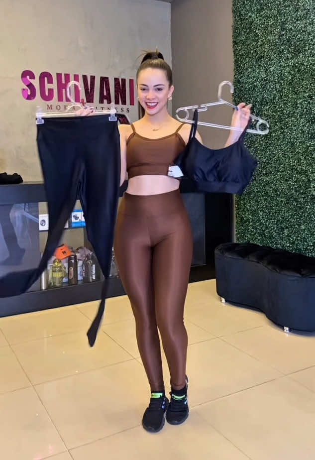 Dois looks, duas vibes… Marrom ou Preto? 🖤🤎Troquei a cor do conjunto direto no corpo e o resultado ficou MARA! 😍Quero saber: me conta ??🖤 Preto ou🤎 Marrom.   #ModaInterativa #LookDoDia #EstiloQueInspira #TrocaDeLook #PretoOuMarrom #FashionReels #EstiloPessoal #Tendência2025 #InspiraçãoDeLook #ConjuntoPerfeito