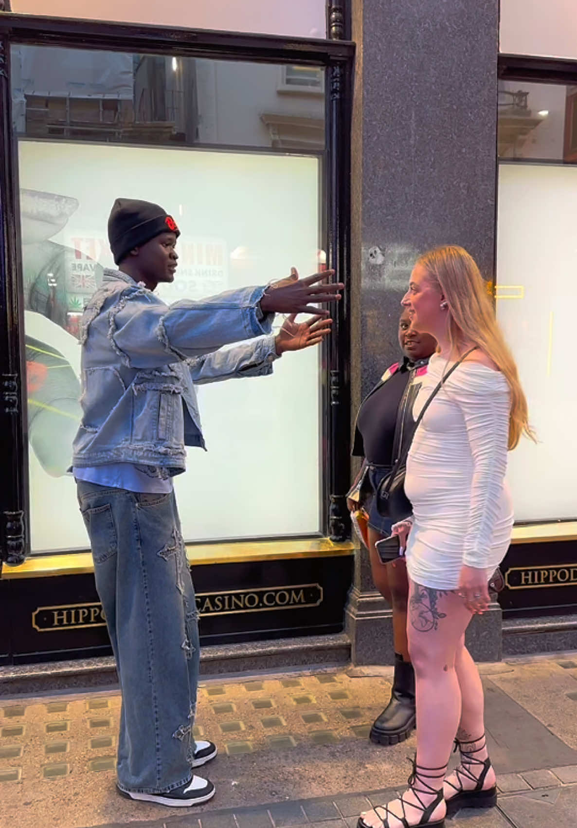 Social experiment be kind💔🙏🏿 #foryoupage❤️❤️ #socialexperiment #fypシ゚ #kindness #humanity #respect👑 #viral__video 