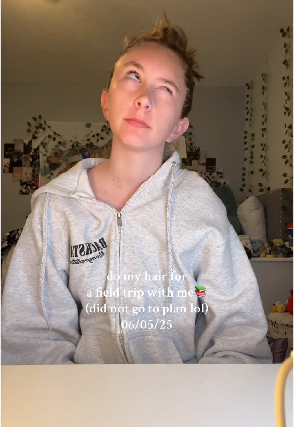 for clarification..i ment to do a messy bun but i recently cut my hair so it didn’t work out lol #fyp #foryou #hair #hairtok #grwm #foryoupage #fieldtrip #school #hairstyle #bun #messybun 