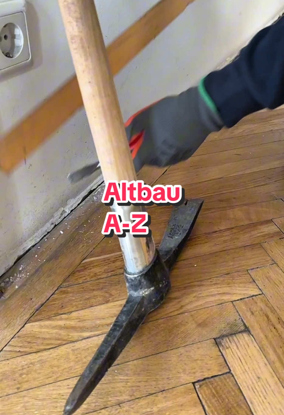 Altbau-Charme gerettet – mit Präzision und neuem Fischgrät! Manche Böden lassen sich nicht mehr retten – so auch dieser alte Fischgrätboden. Aber Aufgeben war keine Option. Stattdessen haben wir alles von Grund auf neu aufgebaut – A bis Z. 🔧 Der alte Parkettboden war nicht mehr sanierbar und wurde entfernt. Der darunterliegende Blindboden blieb erhalten, da man sonst auch die historische Schüttung komplett hätte entfernen müssen – was in Altbauten oft nicht sinnvoll ist. Stattdessen haben wir den nicht mehr ebenen Blindboden mit exakt zugeschnittenen Klötzen und OSB-Platten auf die gewünschte Höhe gebracht – perfekt ausgerichtet mit Laser. So entstand ein neuer, tragfähiger und ebener Untergrund, ideal für die Verlegung. Und das Highlight: Ein neuer Fischgrätboden im XL-Format (700 × 14 mm) wurde vollflächig verklebt – stilgerecht, hochwertig und perfekt abgestimmt auf die Architektur eines echten Wiener Altbaus. 🧠 Technik-Tipp: Gerade bei Altbauten ist die Untergrundvorbereitung entscheidend. Unebenheiten, Hohlstellen oder Höhenversätze wirken sich direkt auf Optik und Lebensdauer des Parketts aus. Blindboden clever nutzen und exakt ausgleichen – das spart Zeit, Geld und Nerven. 👇 Was meinst du: lieber sanieren oder gleich neu aufbauen? Schreib’s in die Kommentare! #ad #werbung #uzin #uzinutz #uzinworldwide #meisterbetrieb #parkettpro #parkett #flooring #parkettboden #baustelle