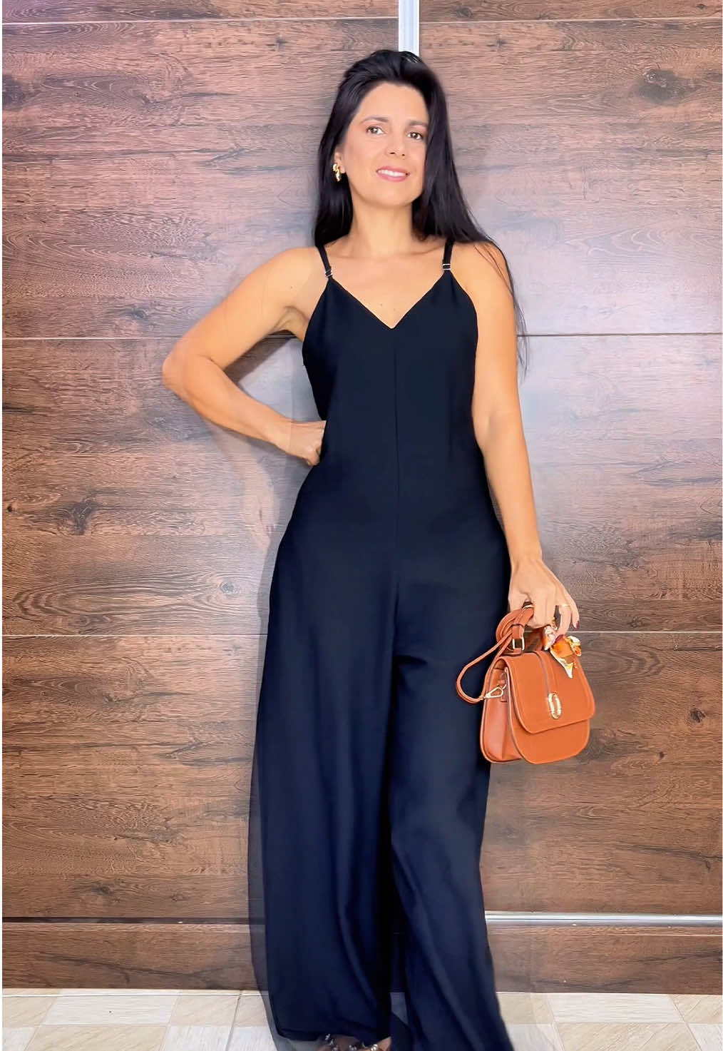 ✨ Macacão Pantalona Preto ✨ Elegância e praticidade em uma única peça! Com modelagem pantalona que alonga a silhueta, esse macacão preto é perfeito para compor looks sofisticados e versáteis. Possui alças reguláveis para um ajuste perfeito ao corpo e zíper nas costas que garante praticidade na hora de vestir. Ideal para ocasiões especiais ou aquele look poderoso do dia a dia. 🖤 Tecido leve e confortável 🖤 Caimento impecável 🖤 Combine com salto ou rasteirinha para diferentes propostas Vista-se de confiança!