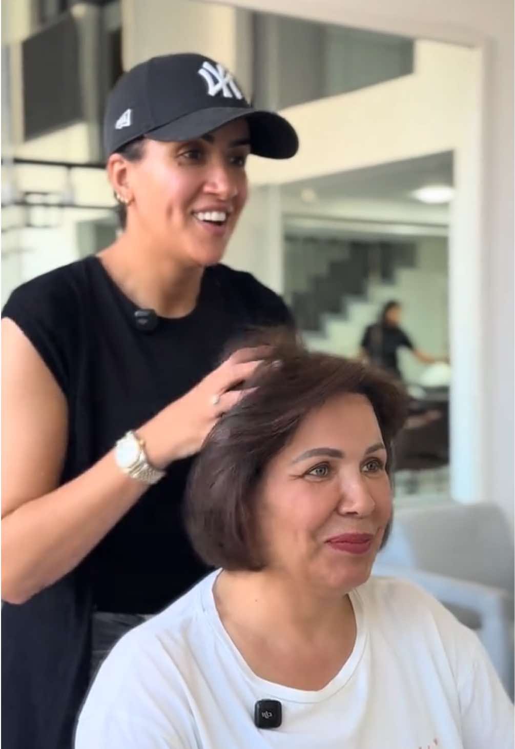 Samira a fait le voyage depuis Genève rien que pour ça. Un joli carré pour rafraîchir son look et des racines parfaitement fondues… Le combo gagnant! Merci pour ta confiance et merci d’avoir été adorable ❤️ #HairTransformation #beforeafter #pourtoi #pt #fyp #fyppp #niyabeautymaroc #shorthair #carre #thinhair 