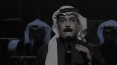 يا اجمل من سكن قلبي عمرني ودمرني 🥹💙💙 . #عبدالله_الرويشد #تعال_ما_بقى_لي_يوم #انا_من_غبت_عن_عيني #d0p #zeiii57 #viral #d0e 