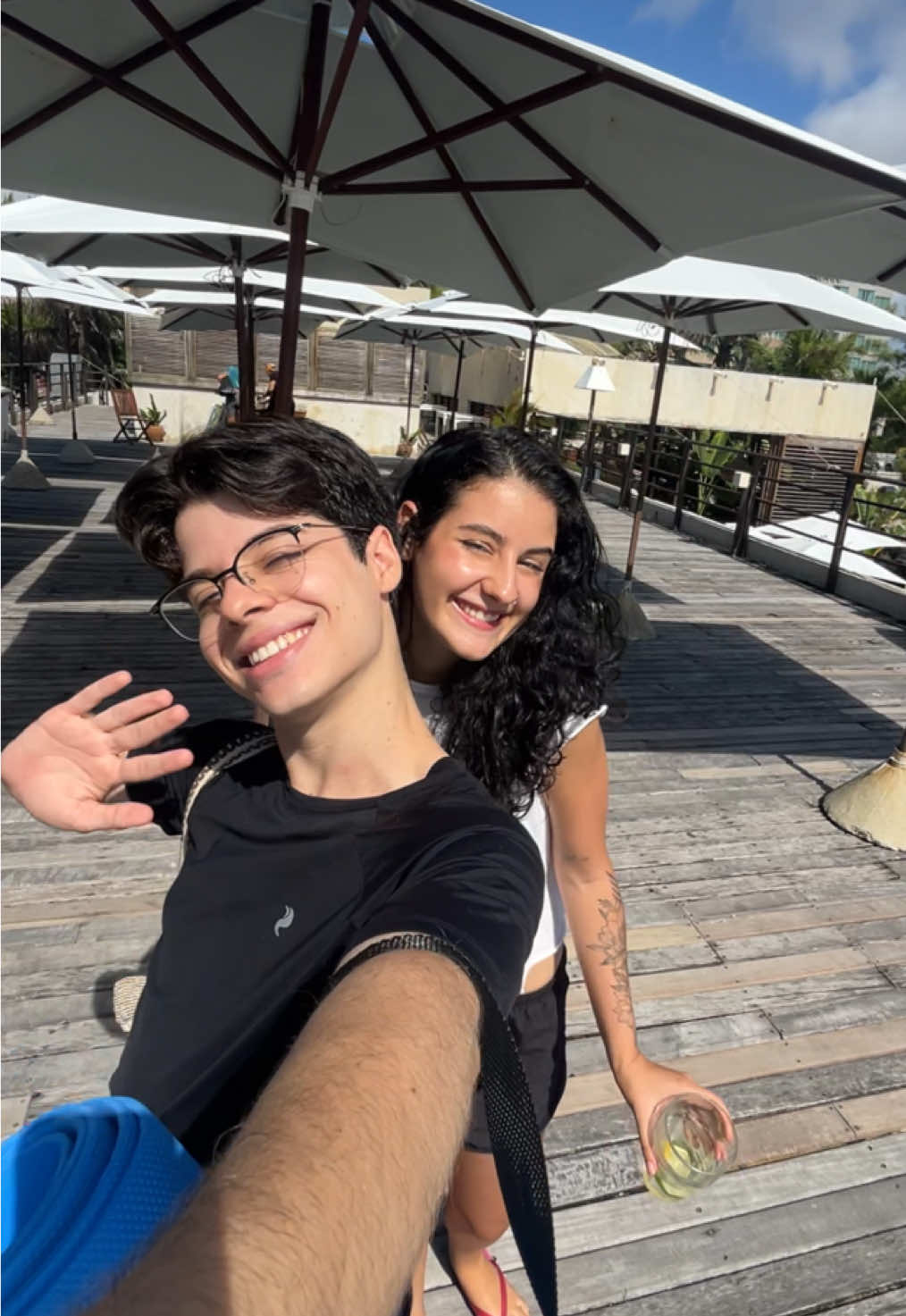 Yoga na praia de graça em Fortaleza com @luastopa — @ÓRBITA BLUE  Esse é o  #VivendoFortaleza — pra quem mora, ama mas esquece de aproveitar a cidade! 🧘🏻‍♀️🧘🏻‍♂️ Me conta nos comentários, qual rolê a gente tem que viver no próximo episódio?👇 #fortaleza #yoga #gratuito #praiadofuturo #ceara #hobby #orbitablue   
