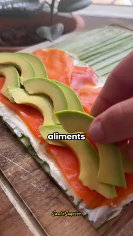 Voici 5 des aliments les plus puissants pour avoir un ventre plus plat naturellement. Et le meilleur ? Tu les as peut-être déjà dans ta cuisine. Numéro 1 : La banane. Riche en fibres, faible en calories et bourrée de potassium, elle aide à réduire les ballonnements et la rétention d’eau. Un en-cas parfait pour affiner ton ventre, tout en te faisant plaisir. Numéro 2 : Le concombre. C’est un diurétique naturel. Il élimine l’excès d’eau dans ton corps et apaise les gonflements. En smoothie, en salade ou juste frais… il fait le job à merveille. Numéro 3 : Les graines de chia. Plein de fibres et capables d’absorber jusqu’à 10 fois leur poids en eau. Elles forment un gel qui facilite la digestion et réduit les ballonnements. Ajoute-les à ton yaourt, ton porridge ou ton eau citronnée. Numéro 4 : L’avocat. Riche en bonnes graisses, il lutte contre l’inflammation et t’aide à stabiliser ta glycémie. Moins d’envies de grignotage, moins de stockage de graisse abdominale. Numéro 5 : L’eau tiède citronnée. Le combo parfait pour bien démarrer ta journée. Elle réveille ton système digestif, élimine les toxines et facilite le transit. Simple, mais ultra efficace. Si ce n’est pas la nature qui l’a créé, ne le consomme pas. Ton corps te remerciera. Écrivez « santé » dans les commentaires et abonnez-vous pour d’autres conseils. #santé #naturelle #nourriture #santénaturelle #boisson #boissons 